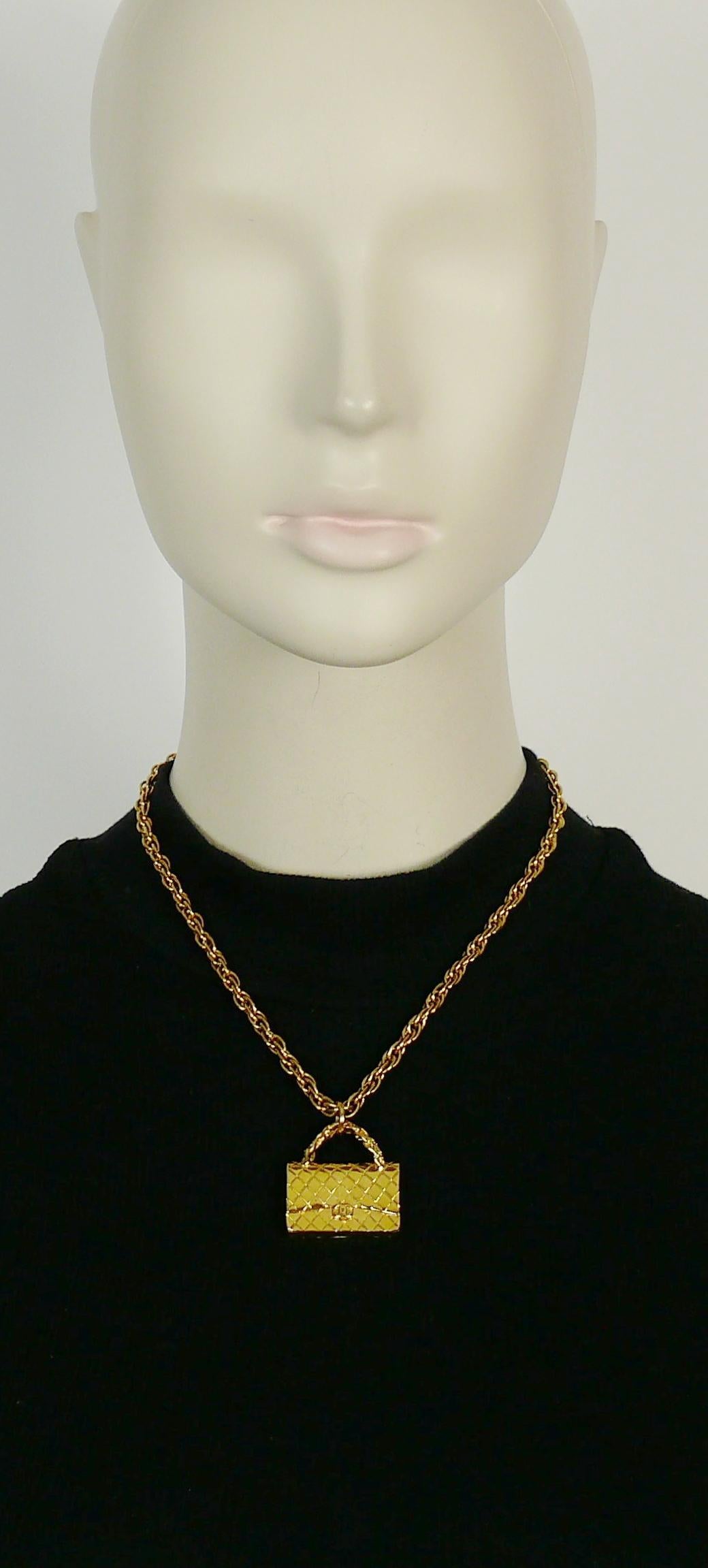 CHANEL vintage 1995 gold toned chain necklace featuring a quilted bag pendant.

Spring clasp closure.

Fall/Winter 1995 Collection.

Embossed CHANEL 95 A MADE IN FRANCE.

Indicative measurements : chain length approx. 42.5 cm (16.73 inches) / bag