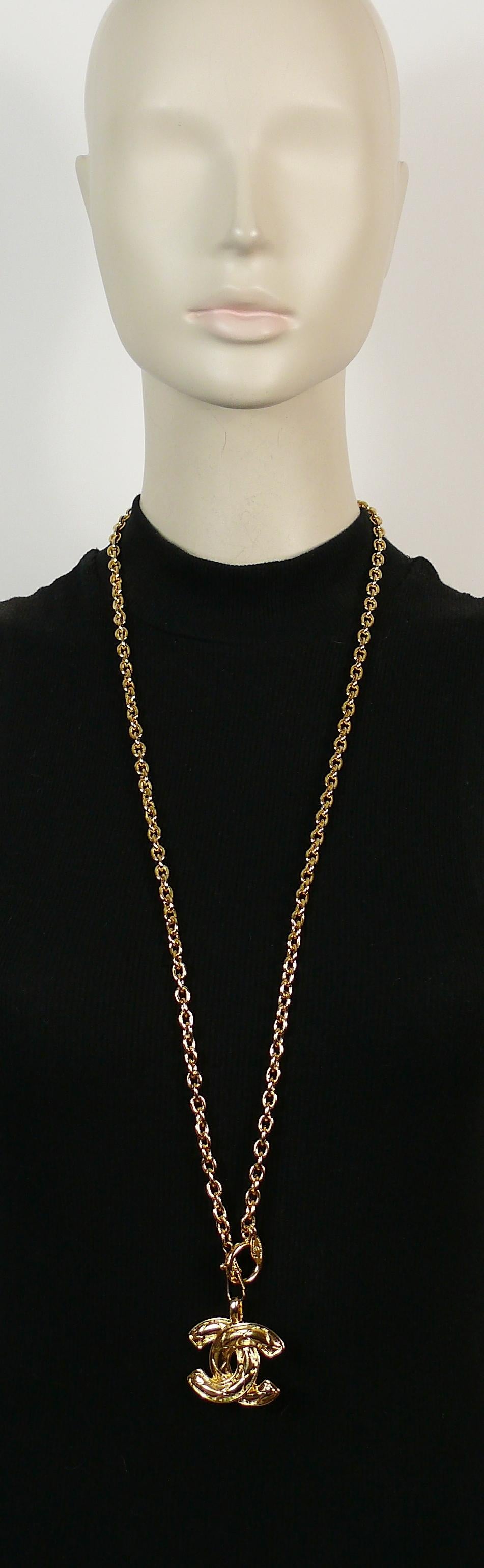 CHANEL vintage gold toned chain sautoir necklace featuring a quilted CC logo pendant.

Spring clasp closure.

Embossed CHANEL Made in France.

Indicative measurements : chain length approx. 88 cm (34.65 inches) / CC pendant (excl. bail) approx. 3.8