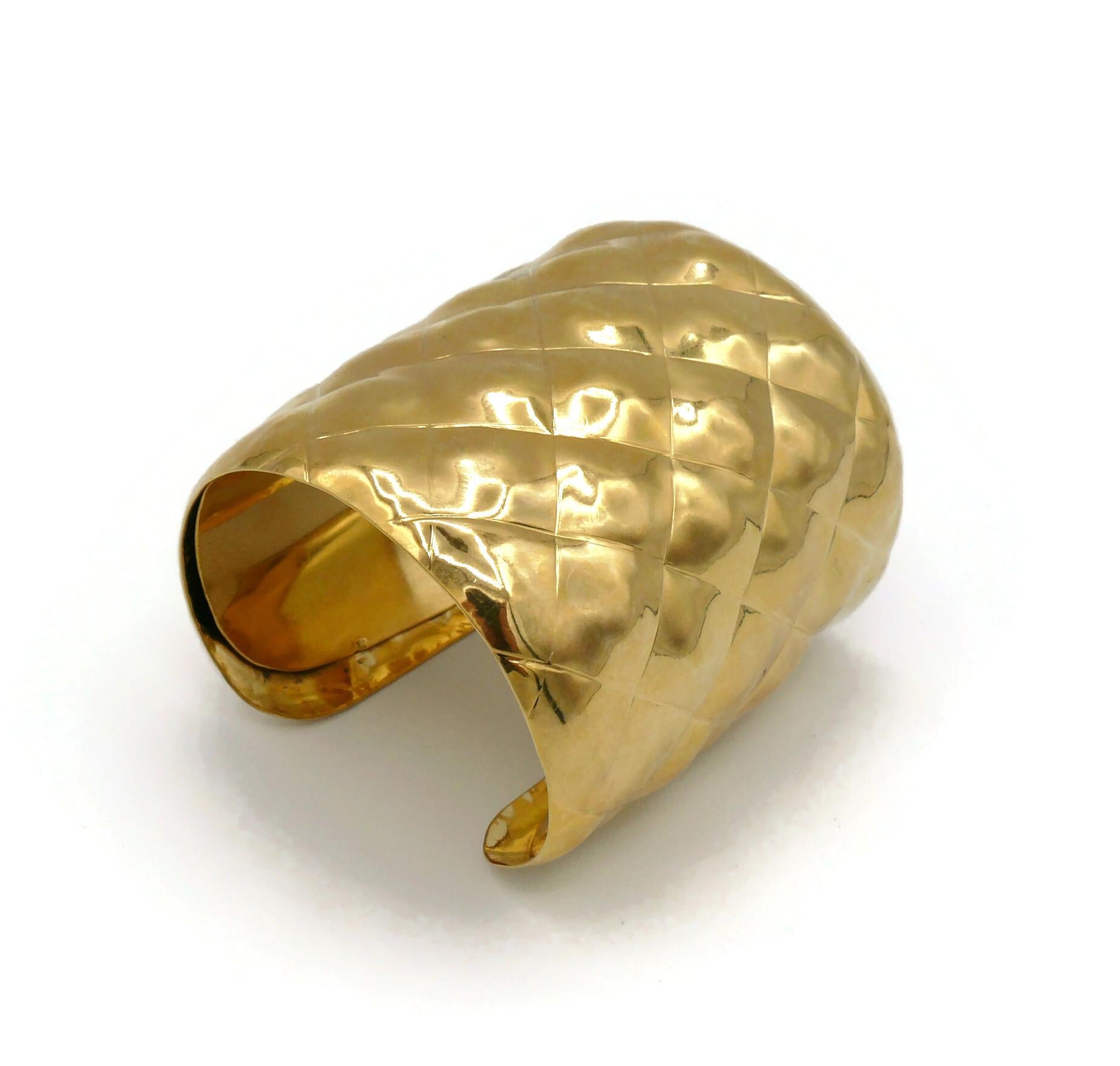 Chanel Vintage Gold Toned Quilted Cuff Bracelet en vente 7