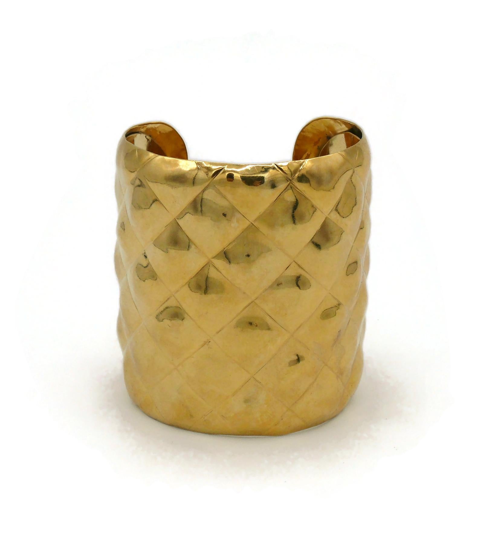 Chanel Vintage Gold Toned Quilted Cuff Bracelet Bon état - En vente à Nice, FR