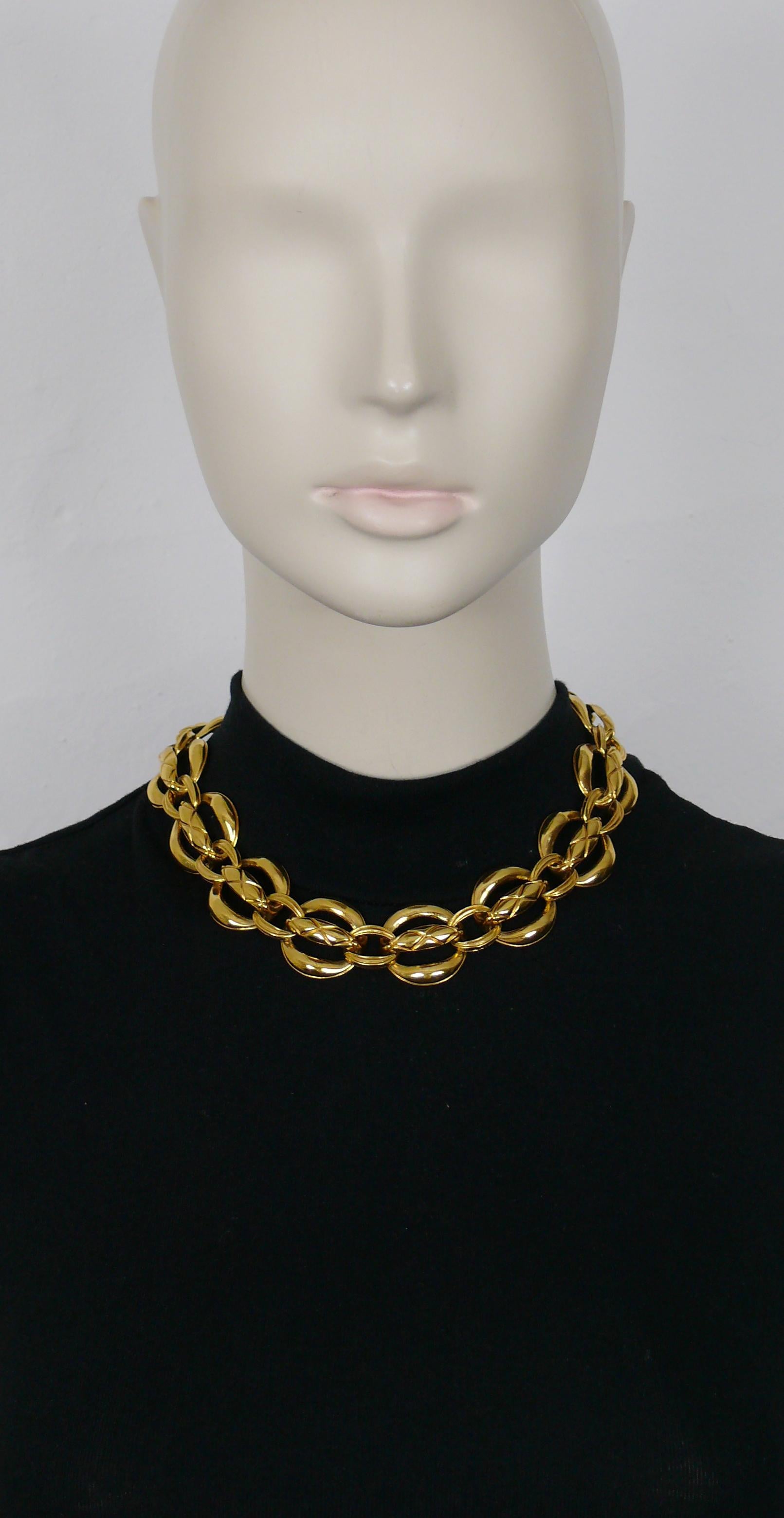 CHANEL vintage gold toned quilted link chain necklace.

Hook clasp closure.

Embossed CHANEL Made in France.

Indicative measurements : length approx. 40 cm (15.75 inches) / link width approx. 2.5 cm (0.98 inch).

NOTES
- This is a preloved vintage