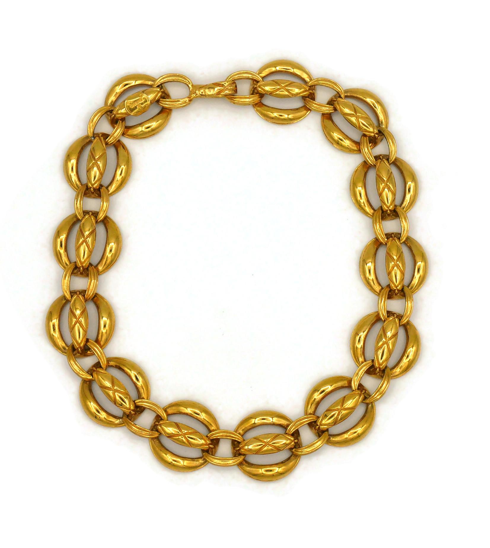 Chanel Vintage Gold Toned Quilted Link Chain Necklace In Good Condition For Sale In Nice, FR