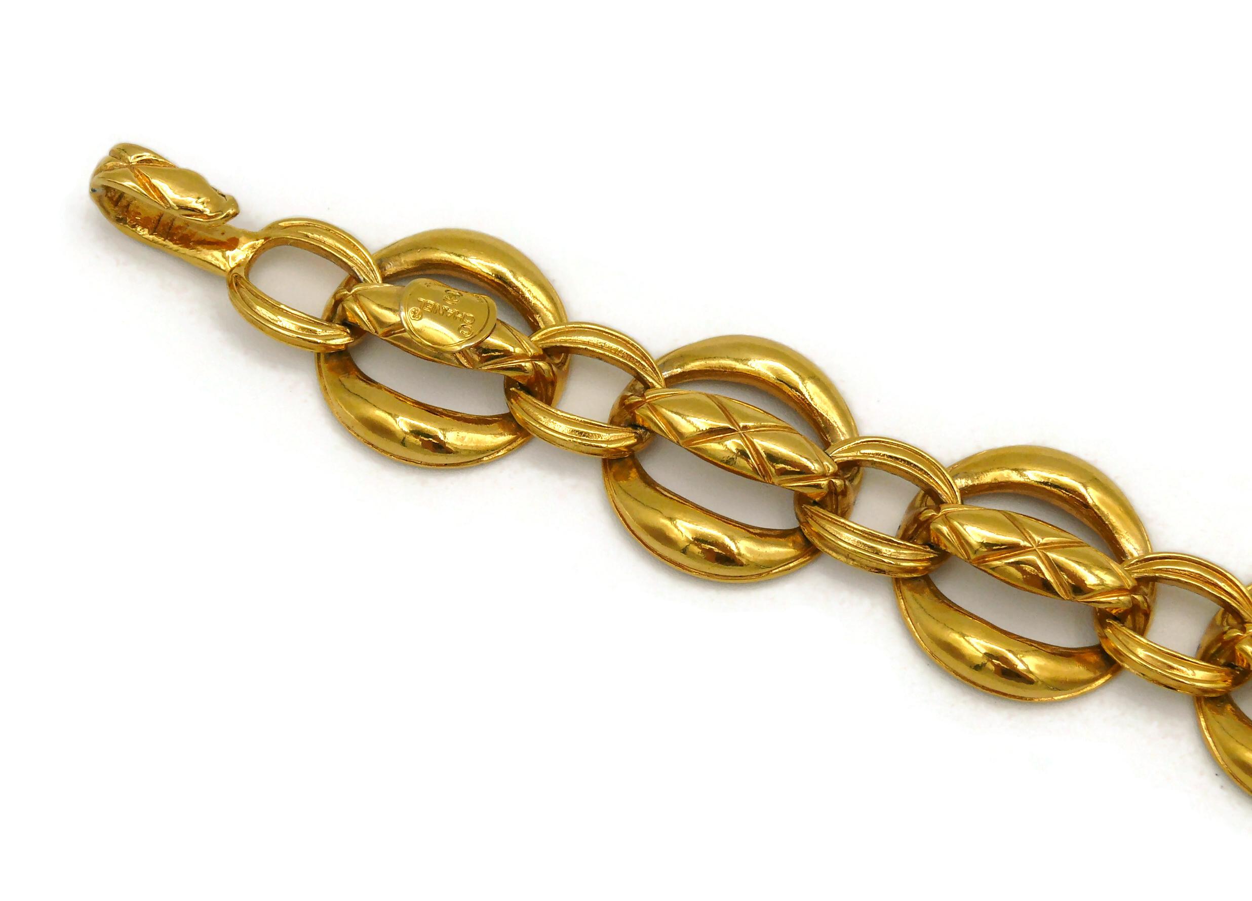 Women's Chanel Vintage Gold Toned Quilted Link Chain Necklace For Sale