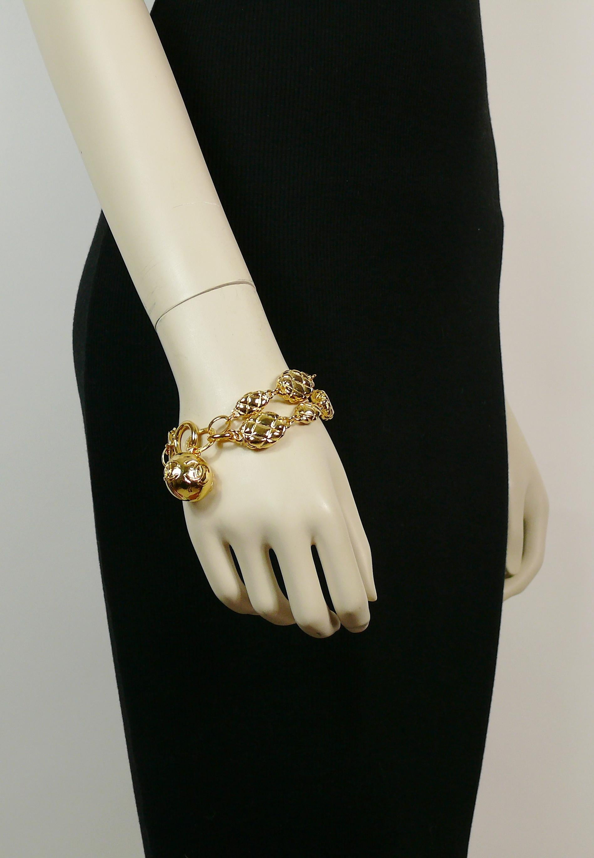 CHANEL vintage gold toned bracelet featuring two tiered of quilted links and a dangling ball charm with CC logos at the end of the chain.

Spring clasp and toggle closure.

Marked CHANEL and dated 1985.

Indicative measurements : length approx. 21