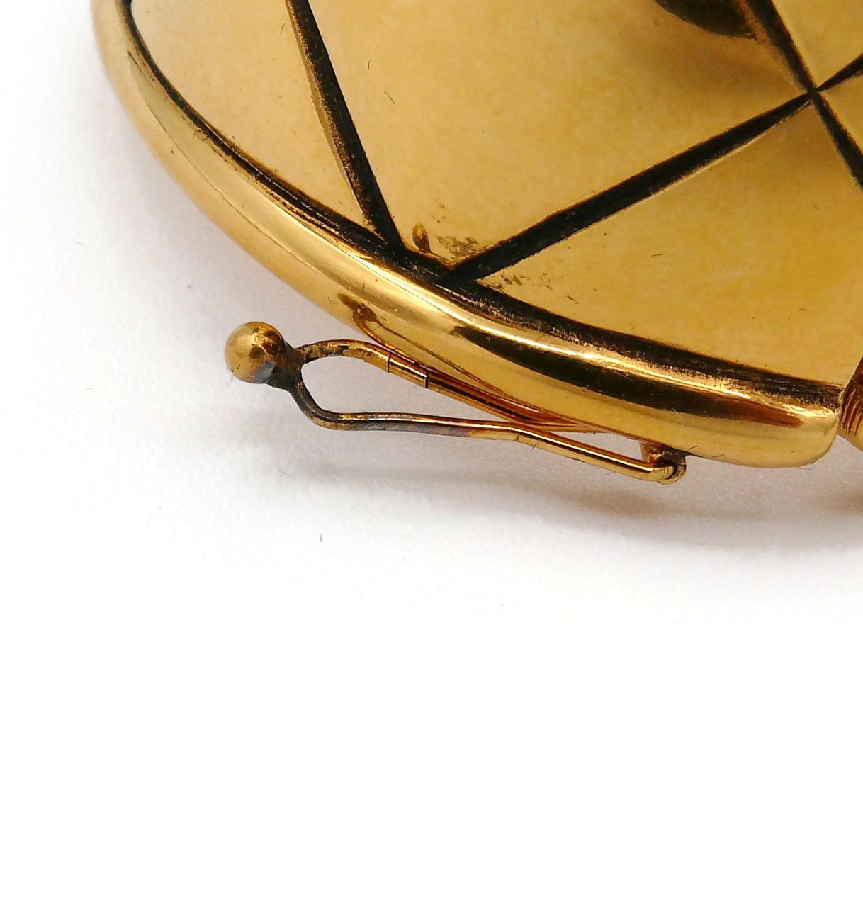 Chanel - Bracelet manchette vintage avec logo matelassé en or en vente 8
