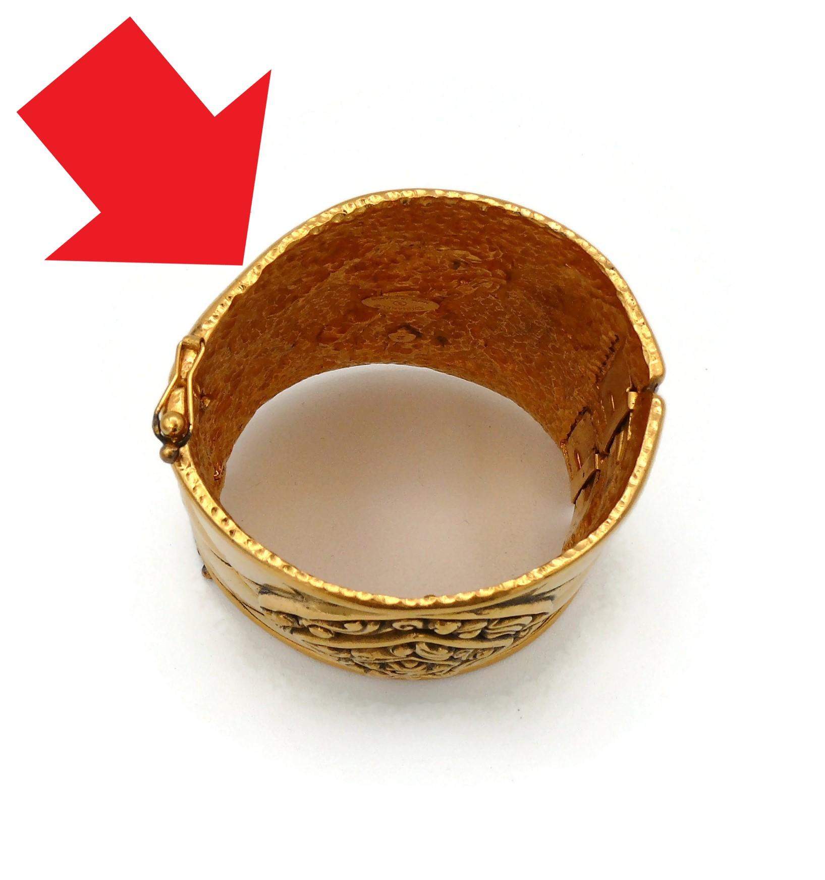Chanel - Bracelet manchette vintage avec logo matelassé en or en vente 10