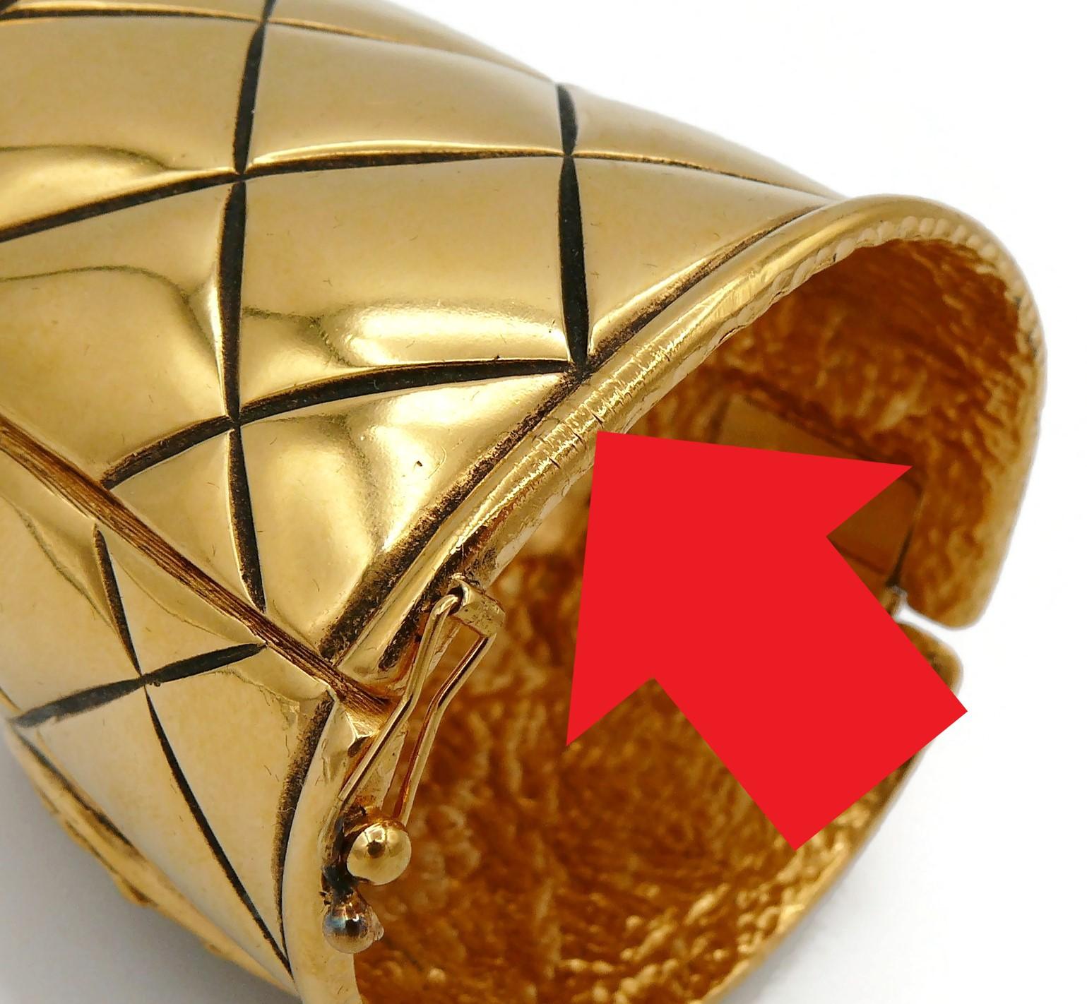 Chanel - Bracelet manchette vintage avec logo matelassé en or en vente 11