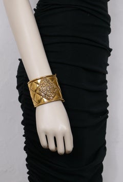 Chanel - Bracelet manchette vintage avec logo matelassé en or