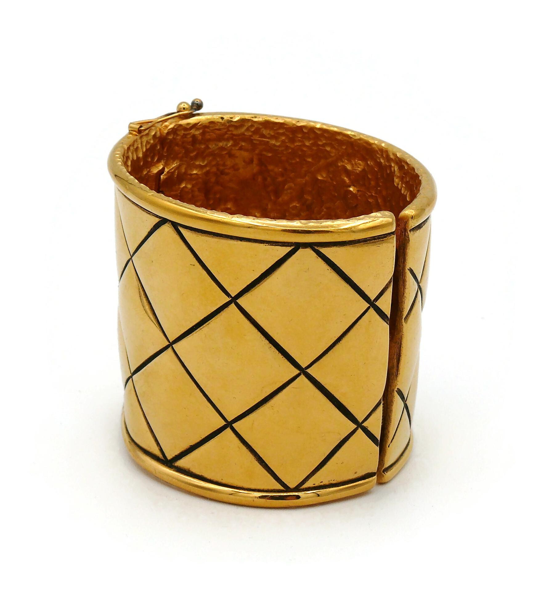 Chanel - Bracelet manchette vintage avec logo matelassé en or en vente 4
