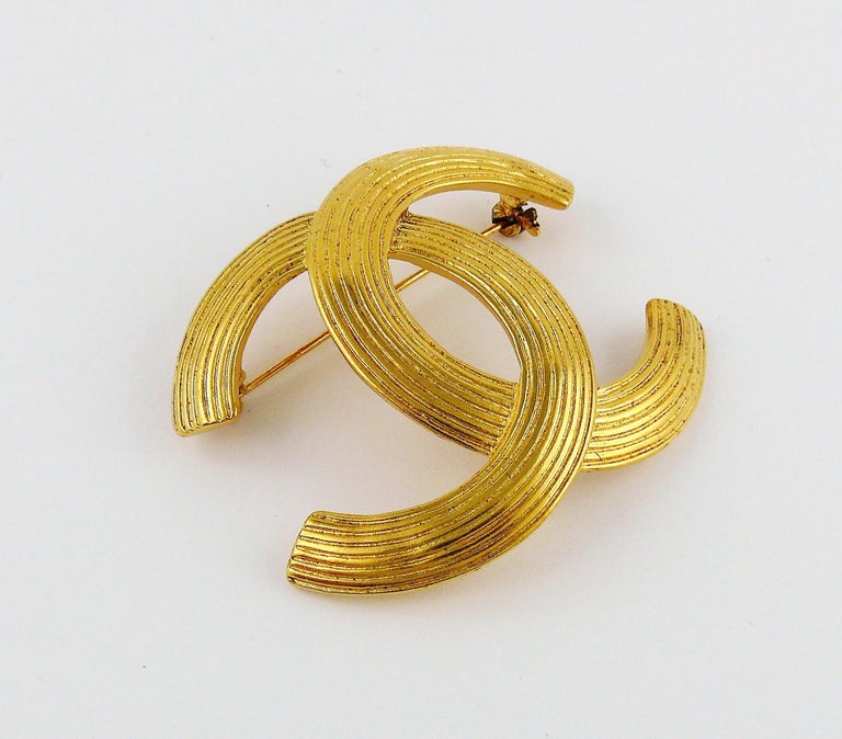 Chanel Vintage Gold Toned Ribbed CC Brooch at 1stDibs