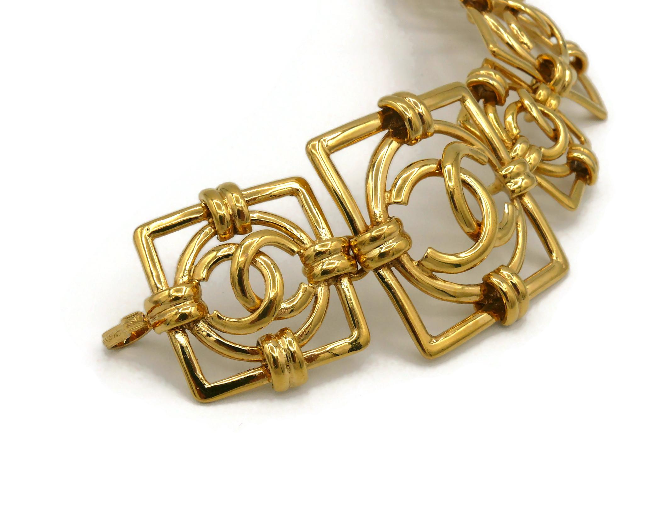 Chanel Vintage Gold Toned Square Links Logo CC Bracelet, 1994 In Excellent Condition For Sale In Nice, FR