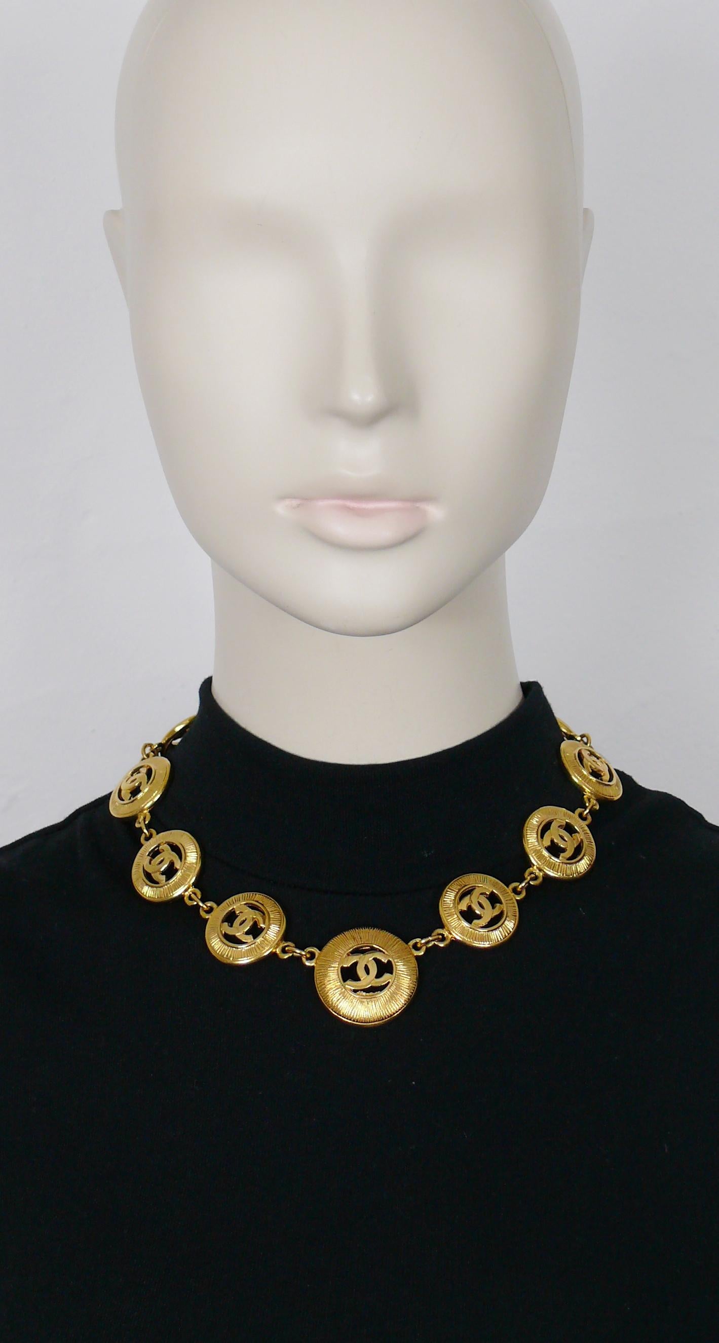 CHANEL vintage gold toned necklace featuring domed links with a sunburst design and openwork CC logos.

Spring clasp and toggle closure.
Missing the extension chain.

Embossed CHANEL Made in France.

Indicative measurements : length approx. 44 cm