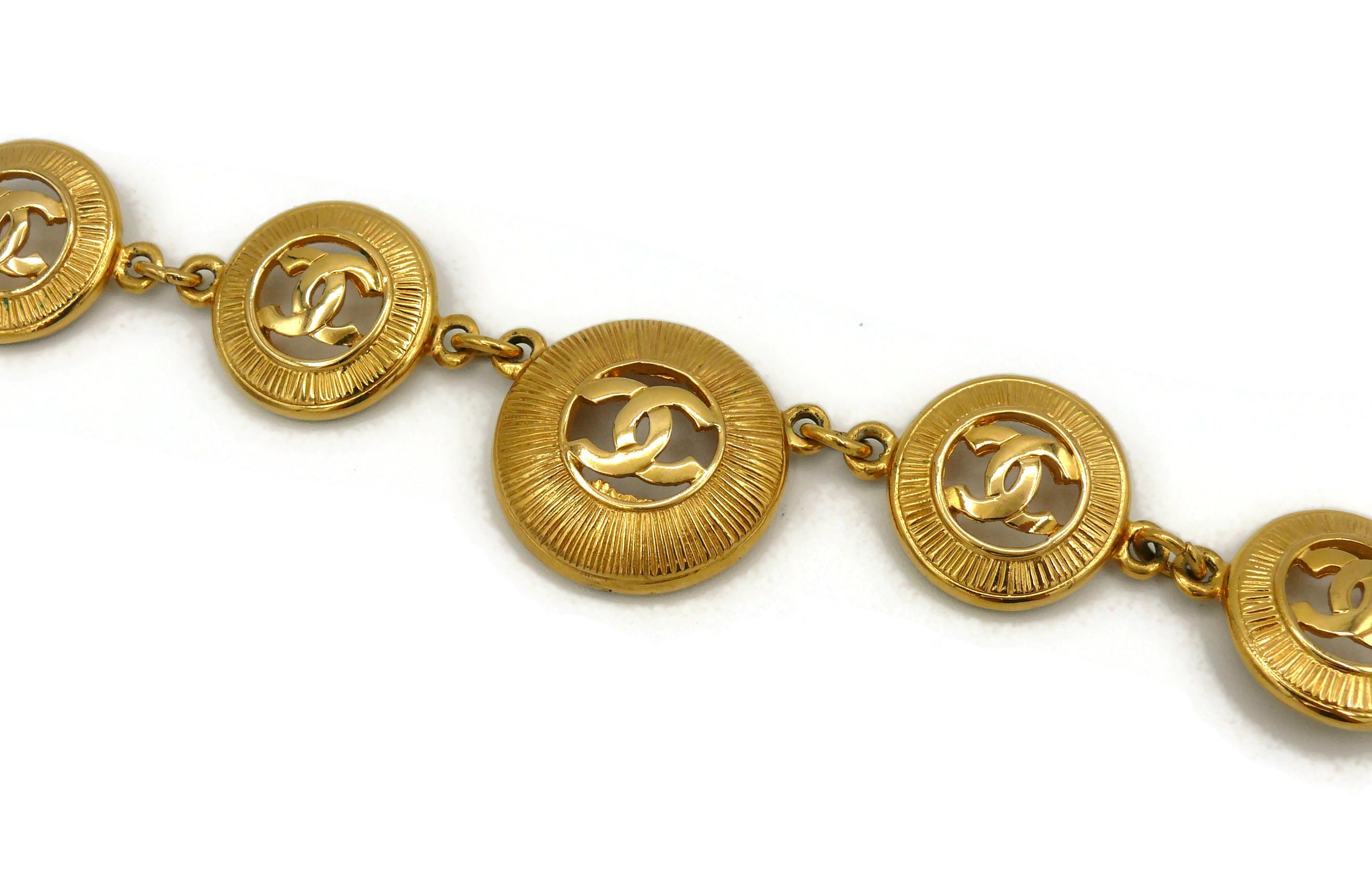Women's Chanel Vintage Gold Toned Sunburst CC Link Necklace For Sale
