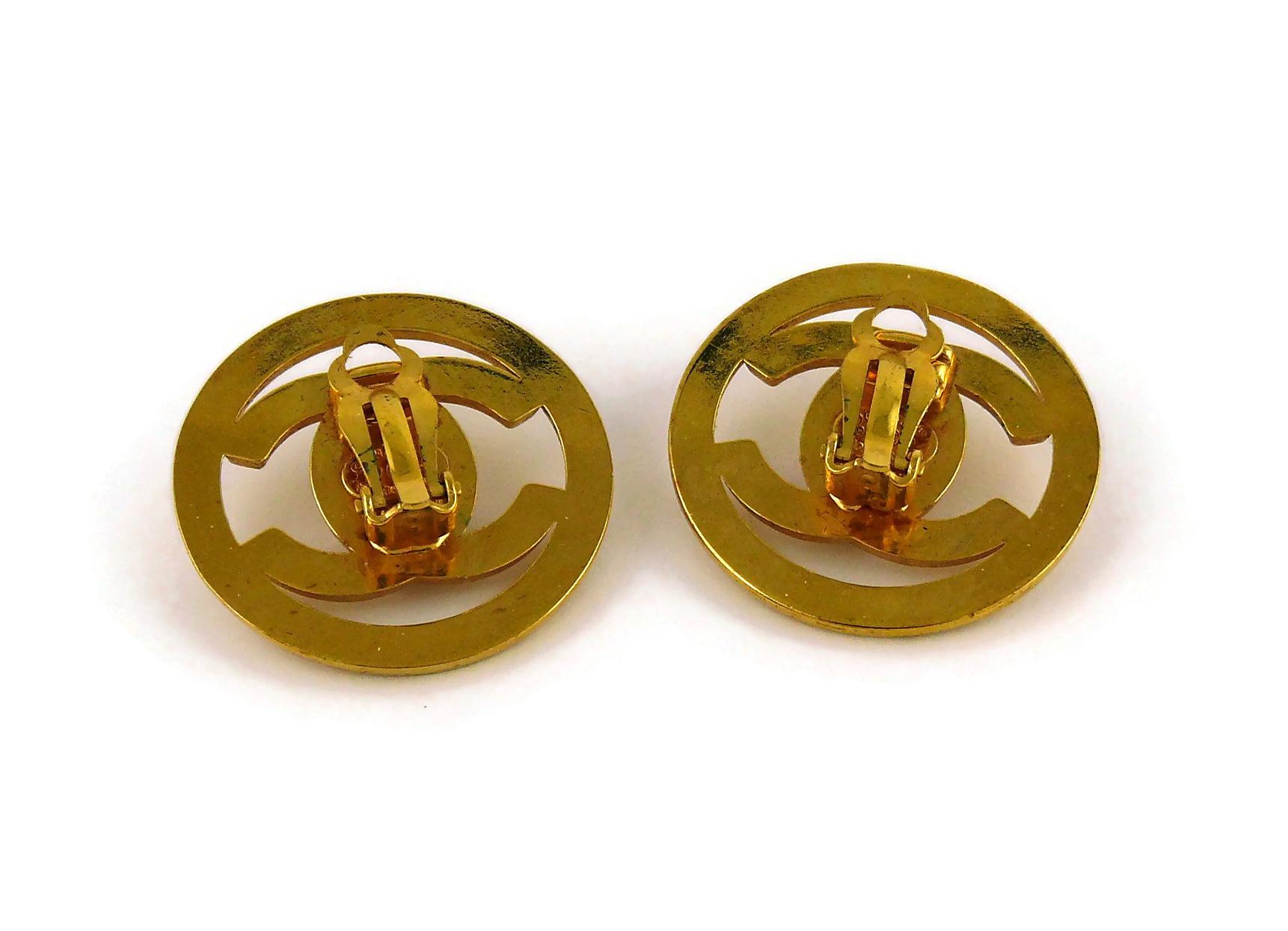 Chanel Vintage Gold Toned Turn Lock Clip-On Earrings Spring/Summer 1997 In Excellent Condition In Nice, FR