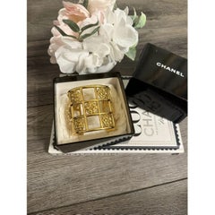 CHANEL Pulsera Camelia Puño Ancho Oro Vintage