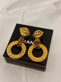 CHANEL Vintage Gold Woven CC Circle Dangle Earrings