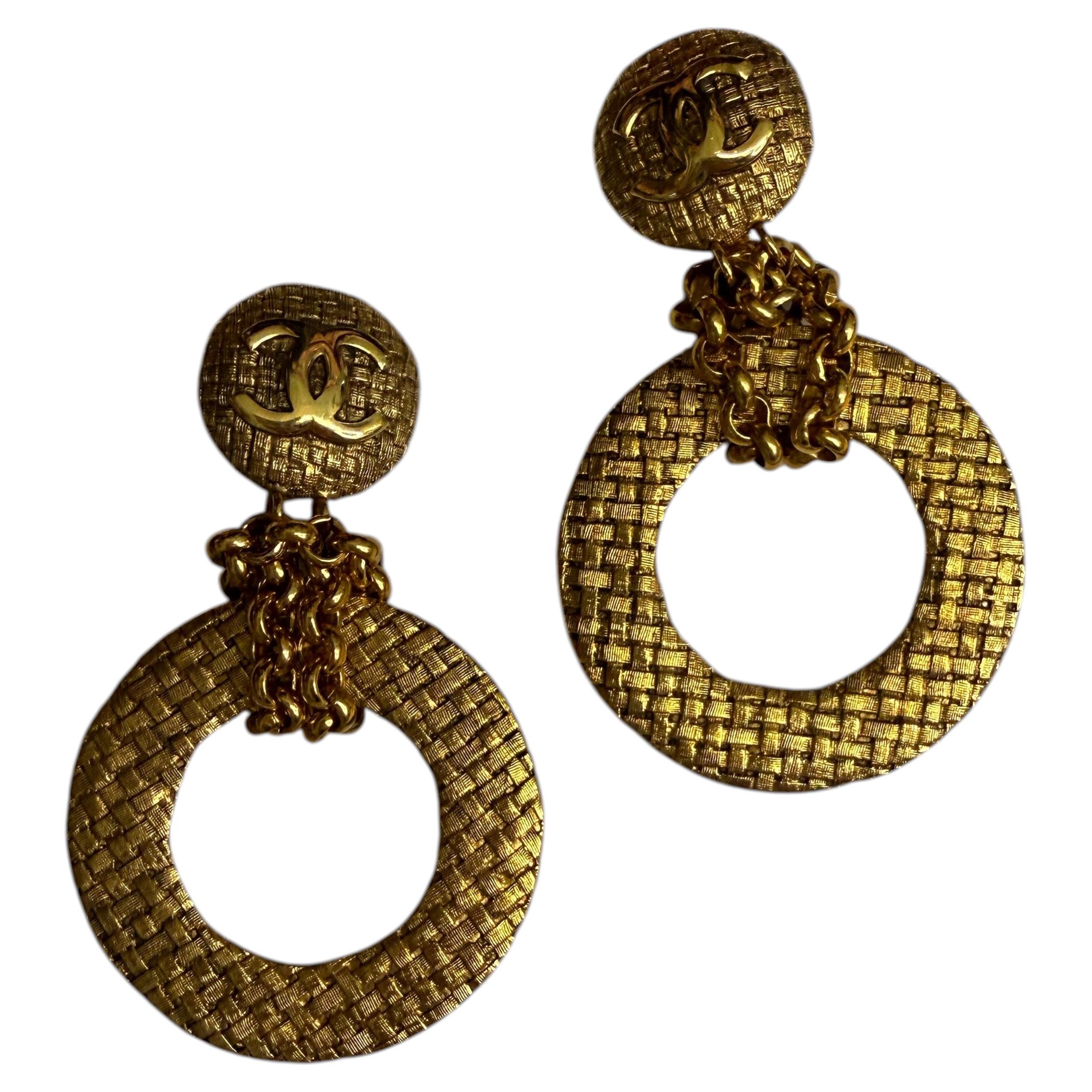 CHANEL Vintage Gold Woven CC Circle Dangle Earrings im Angebot