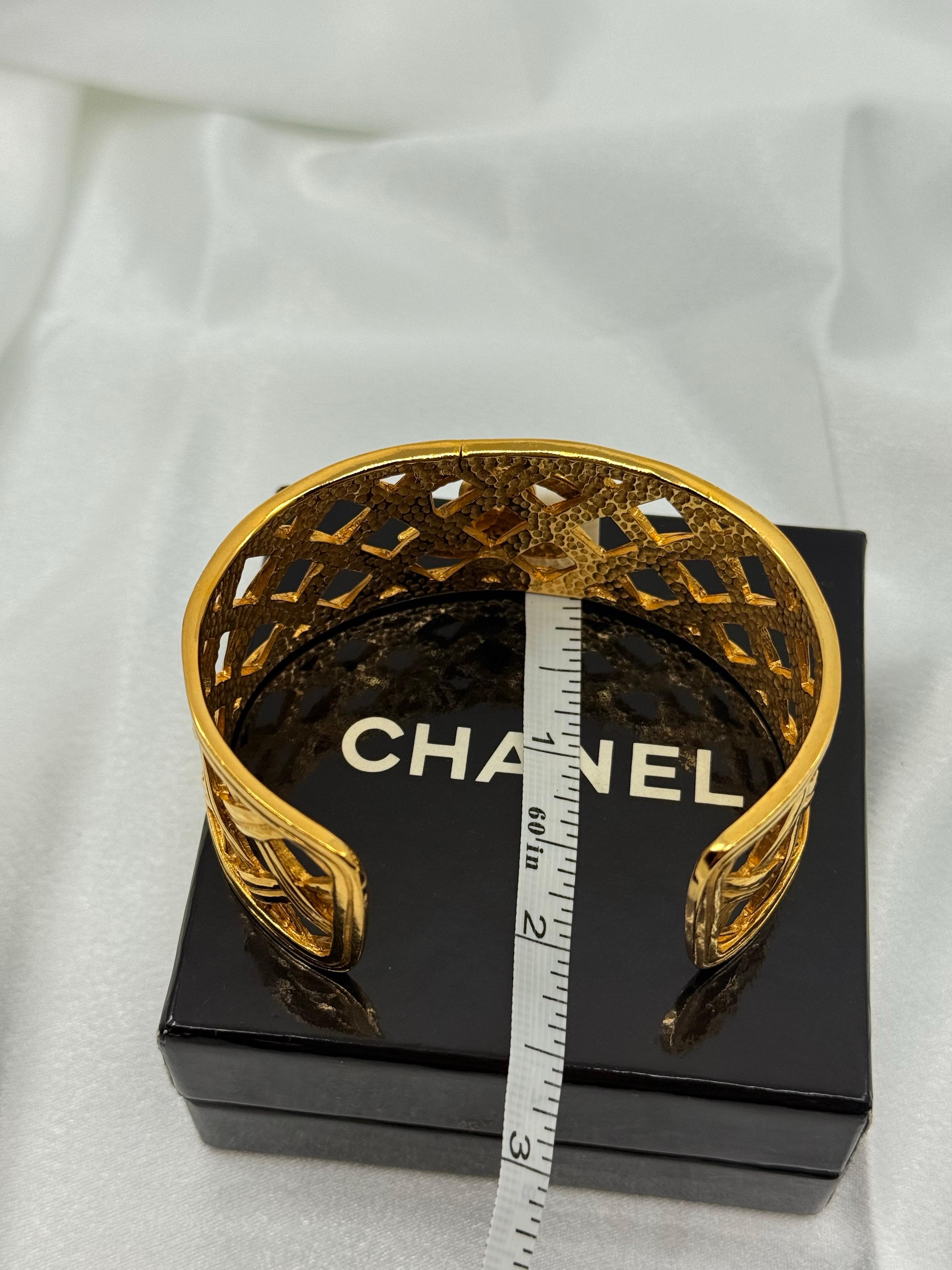 CHANEL Vintage Gold gewebtes CC Logo Manschettenarmband im Angebot 7