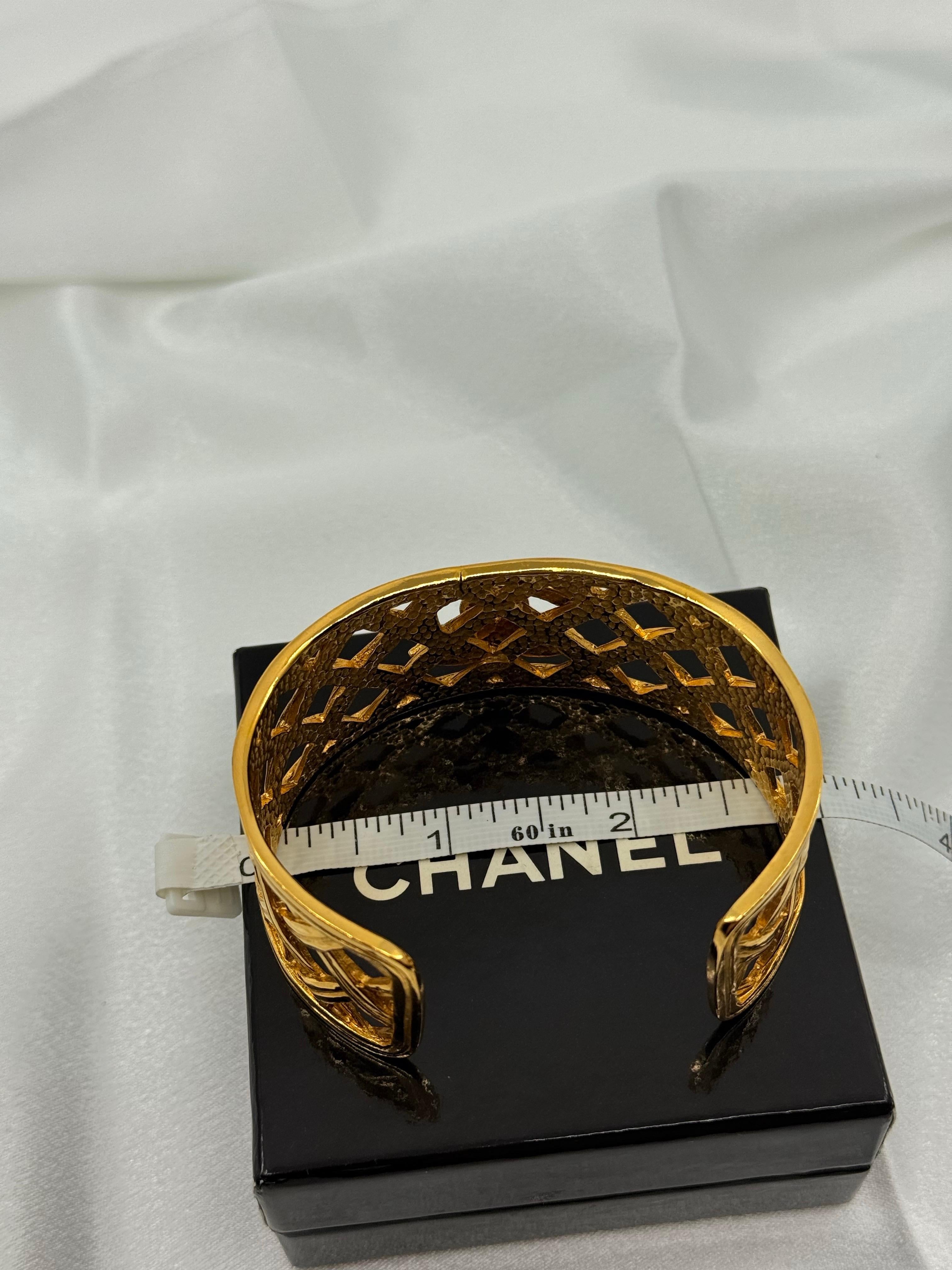 CHANEL Vintage Gold gewebtes CC Logo Manschettenarmband im Angebot 8