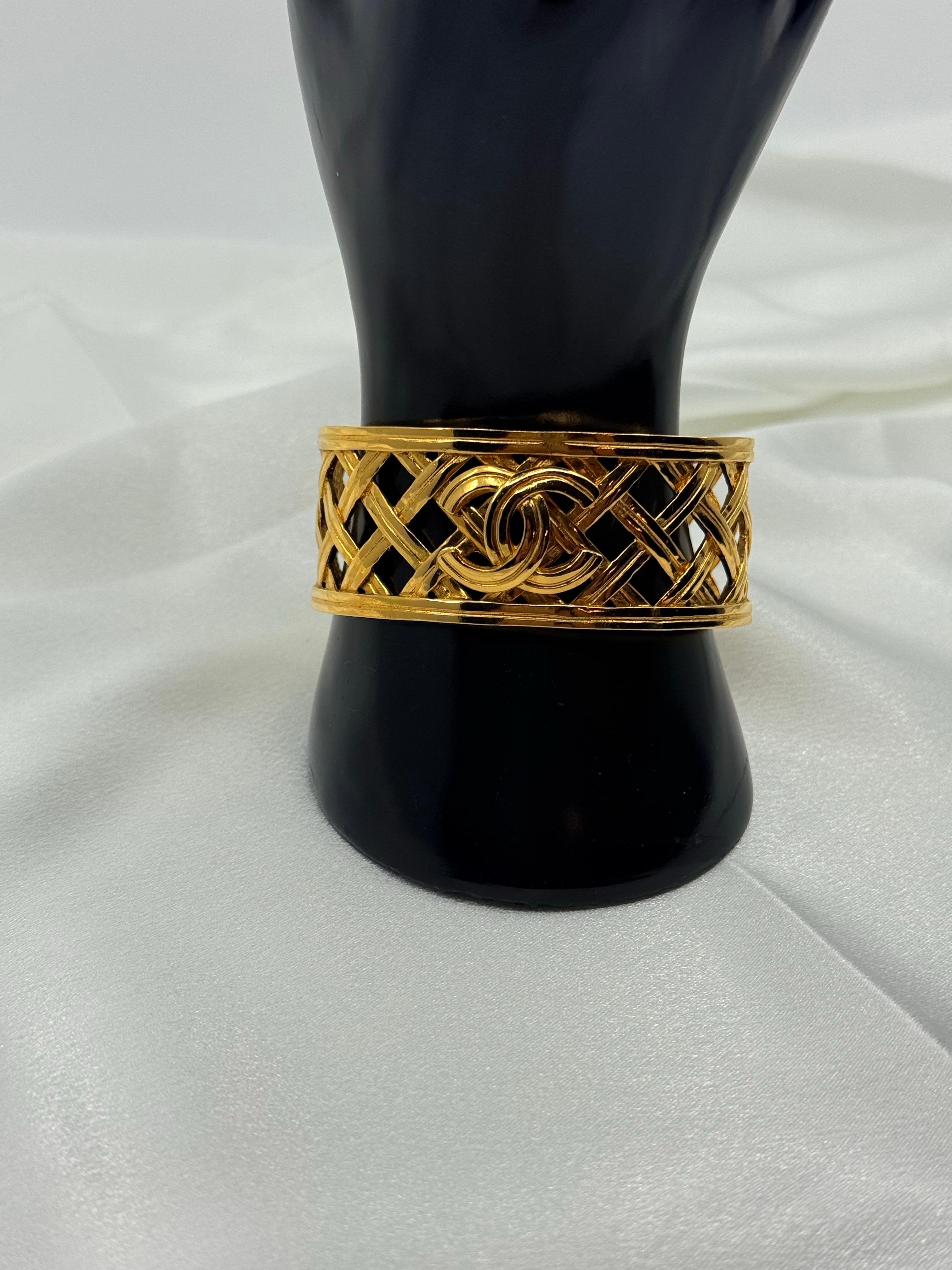 CHANEL Vintage Gold gewebtes CC Logo Manschettenarmband im Angebot 10