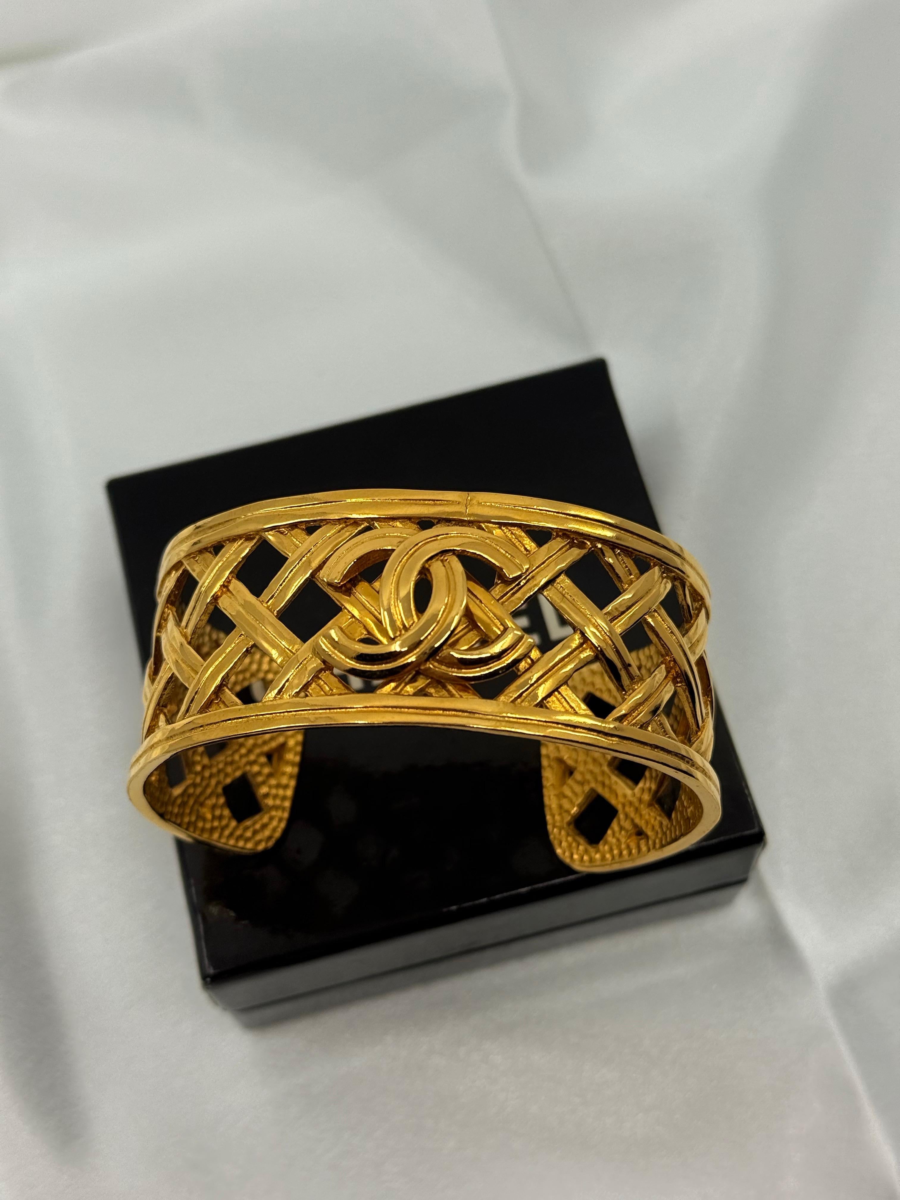 DETAILS:
Markenzeichen: CHANEL
Hergestellt in Frankreich
Collection'S 1996
Vergoldet
Das Armband ist in gutem Zustand zeigt minimale Abnutzung
Kommt mit Box

WICHTIGE INFORMATIONEN:
Dieser Artikel ist ein gebrauchtes Vintage-Stück und kann