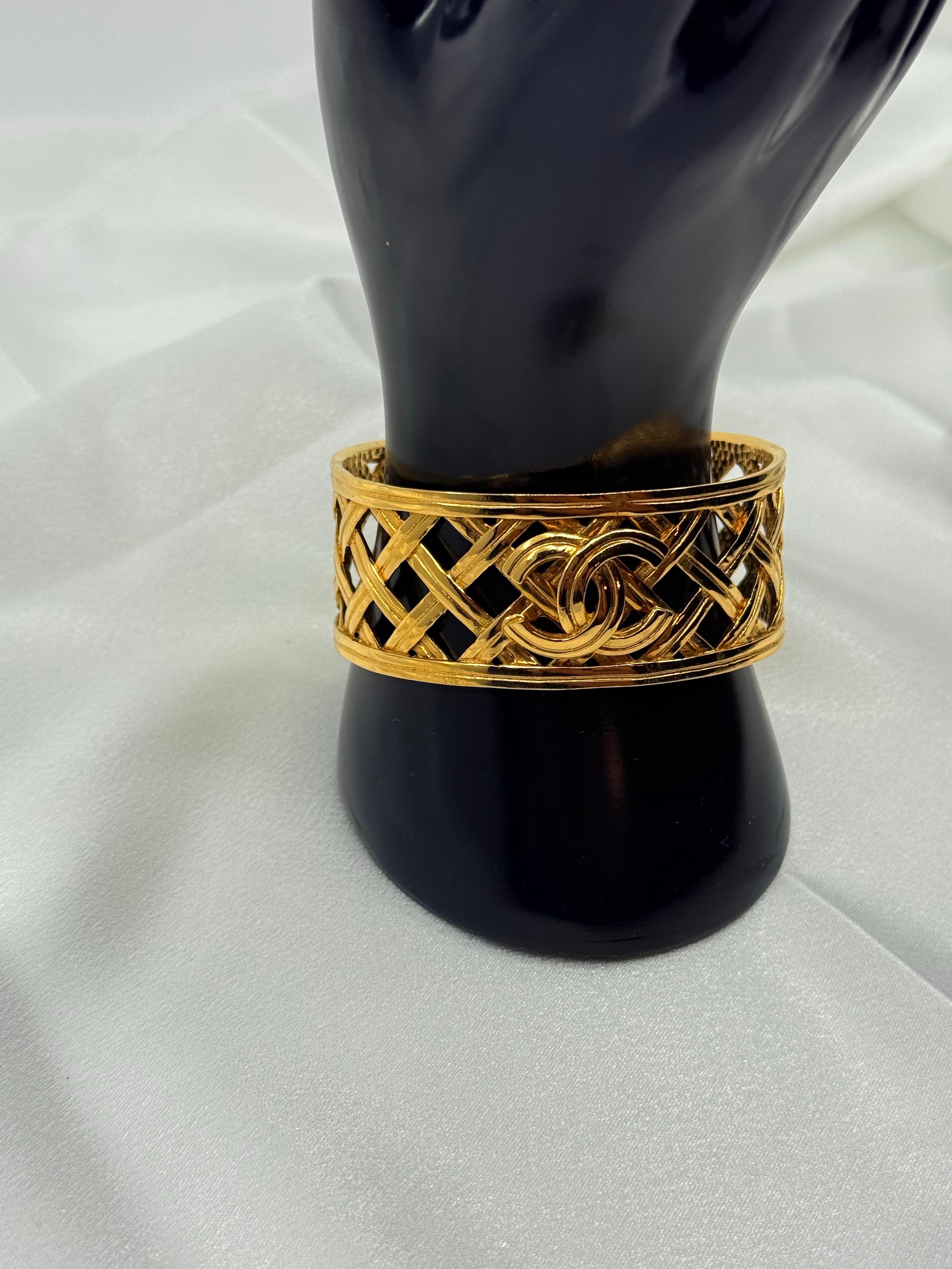 CHANEL Vintage Gold gewebtes CC Logo Manschettenarmband im Zustand „Gut“ im Angebot in Bellevue, WA
