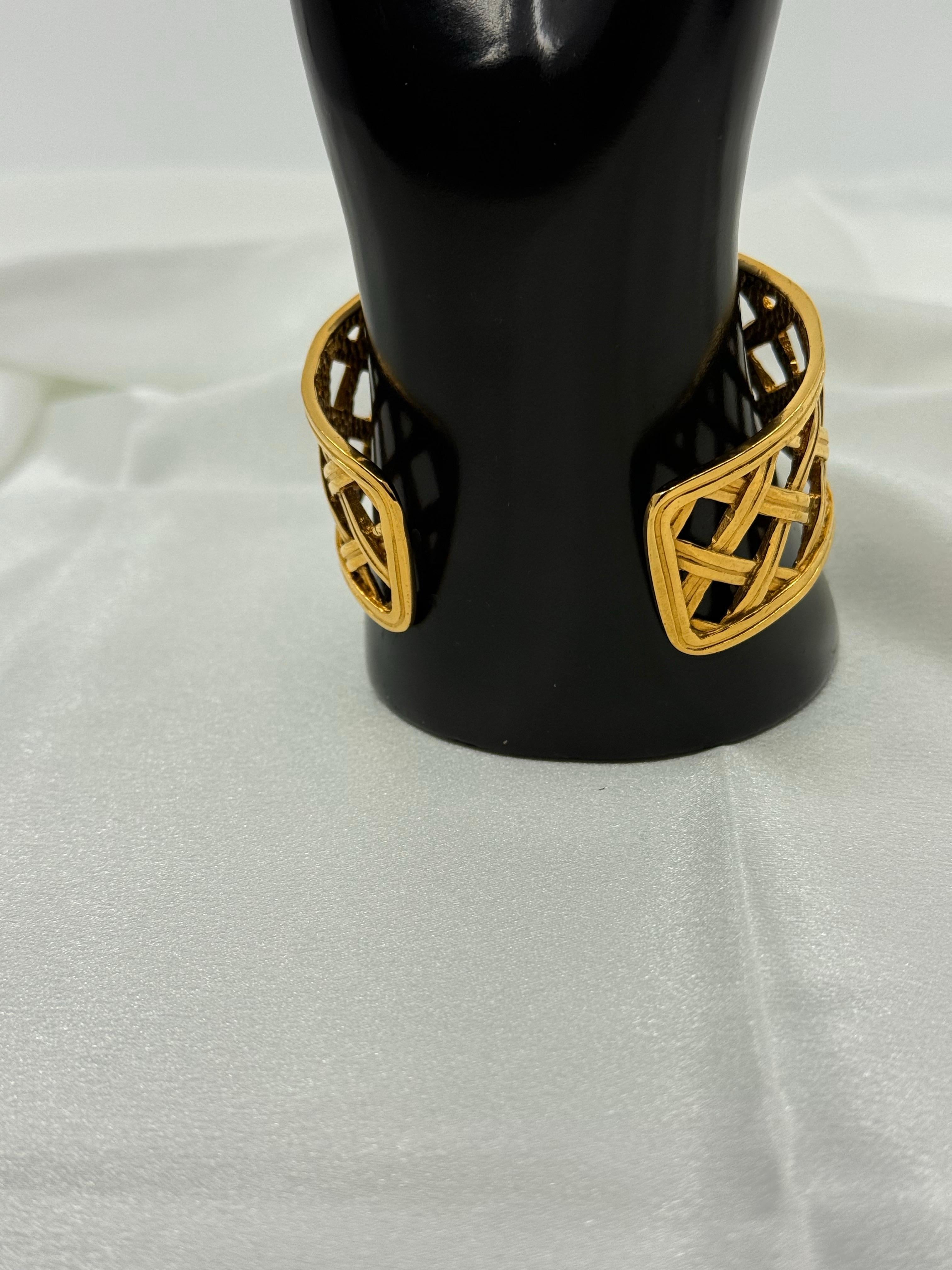 CHANEL Vintage Gold gewebtes CC Logo Manschettenarmband für Damen oder Herren im Angebot