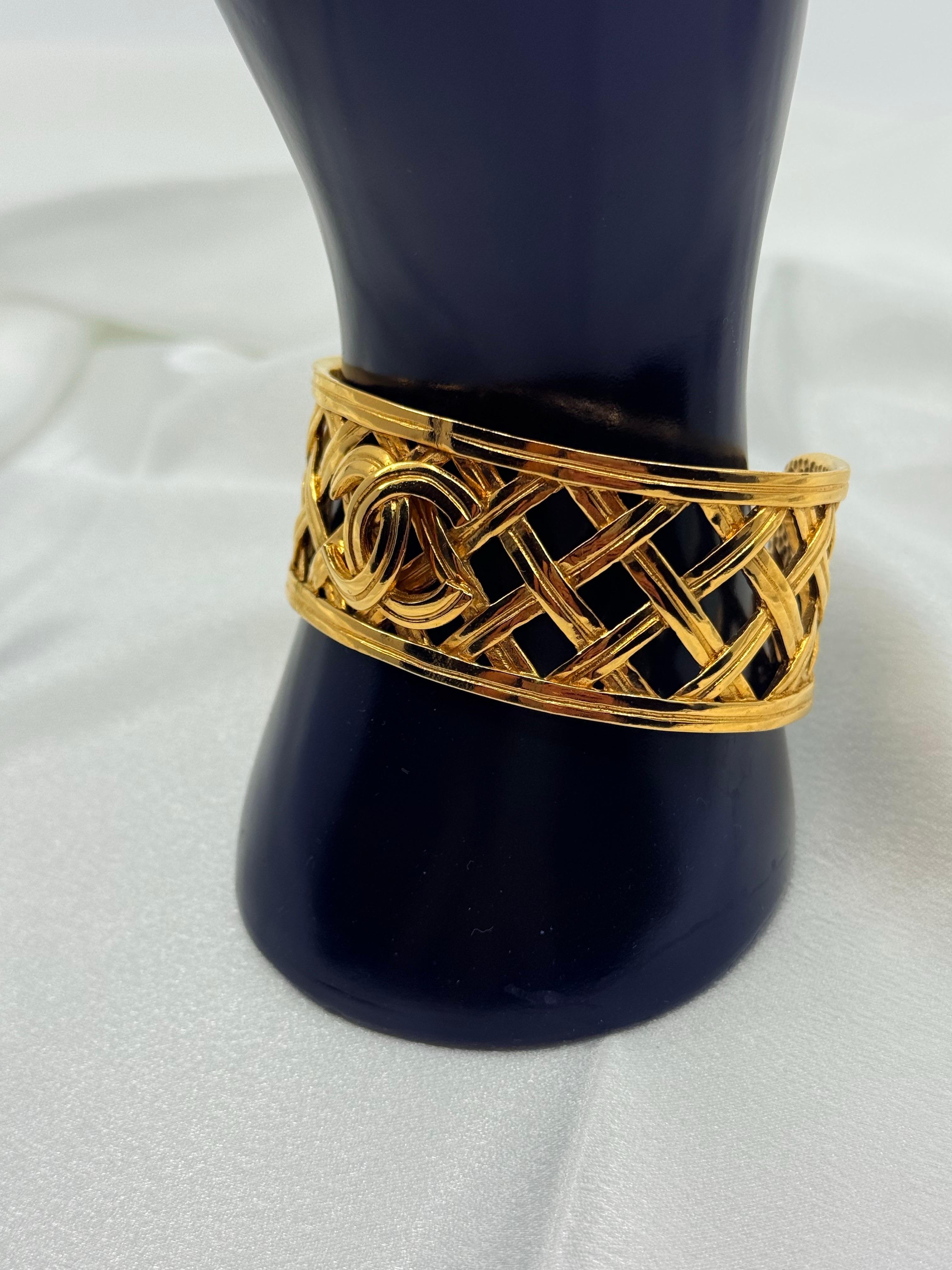 CHANEL Vintage Gold gewebtes CC Logo Manschettenarmband im Angebot 1