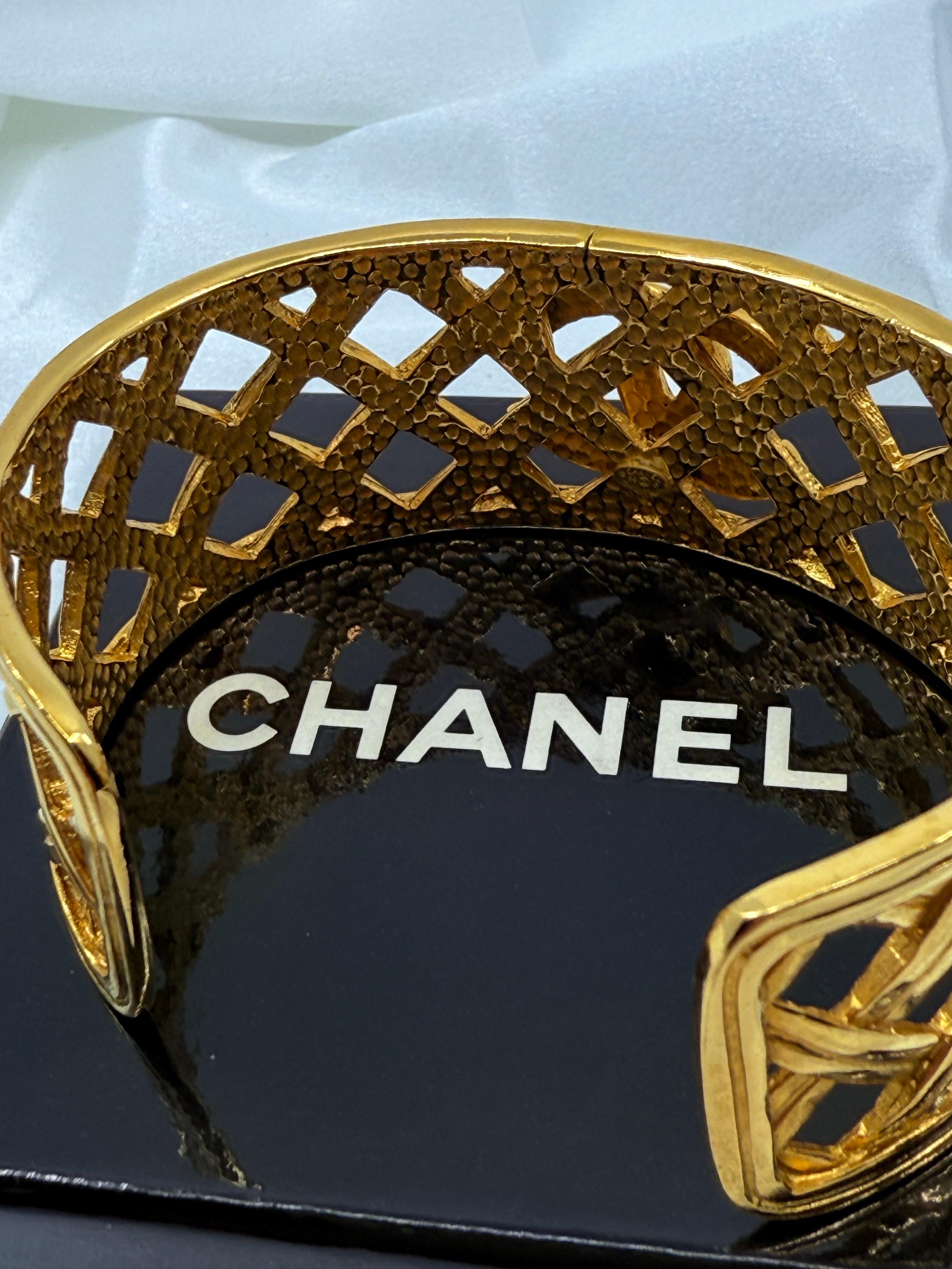 CHANEL Vintage Gold gewebtes CC Logo Manschettenarmband im Angebot 2