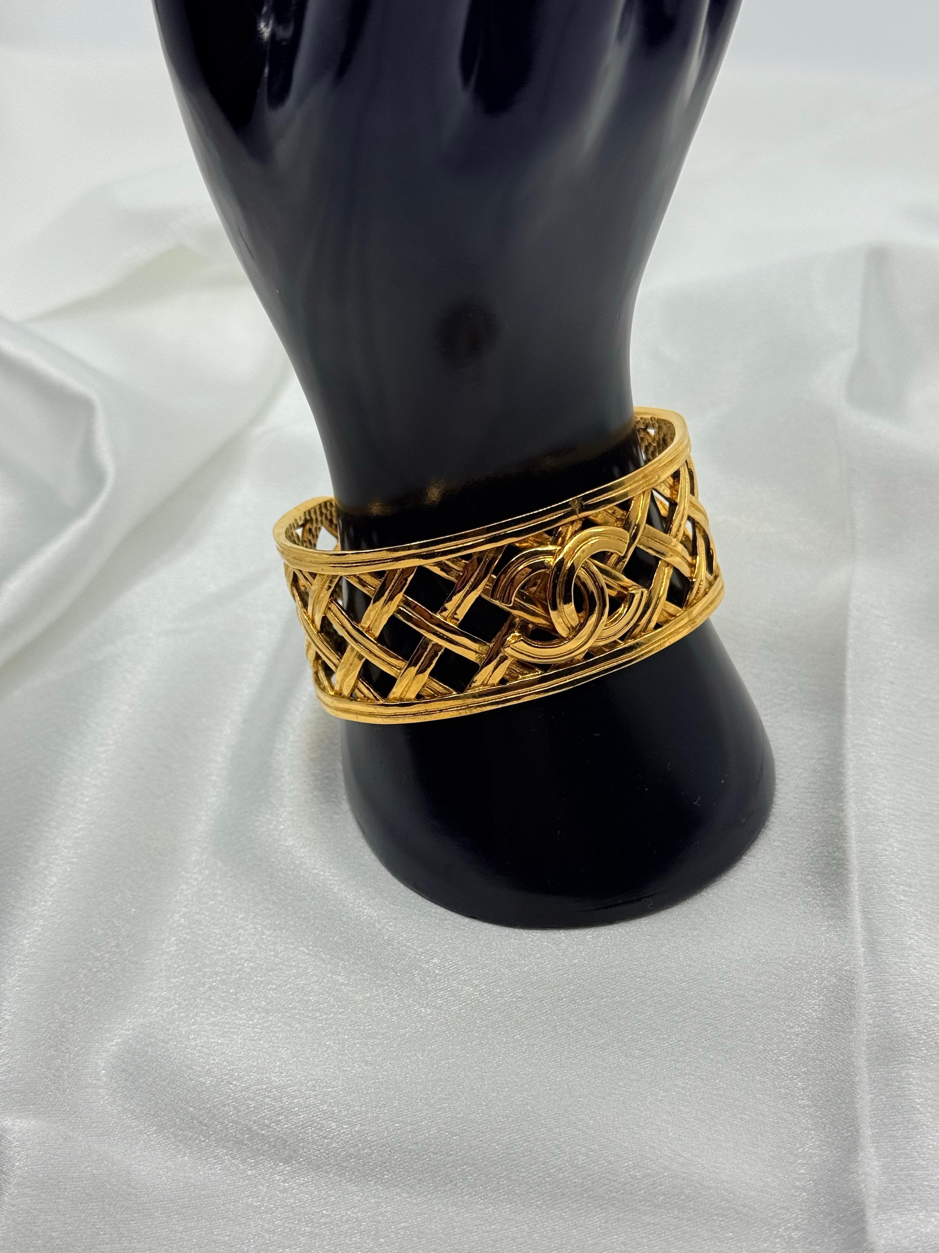 CHANEL Vintage Gold gewebtes CC Logo Manschettenarmband im Angebot 3