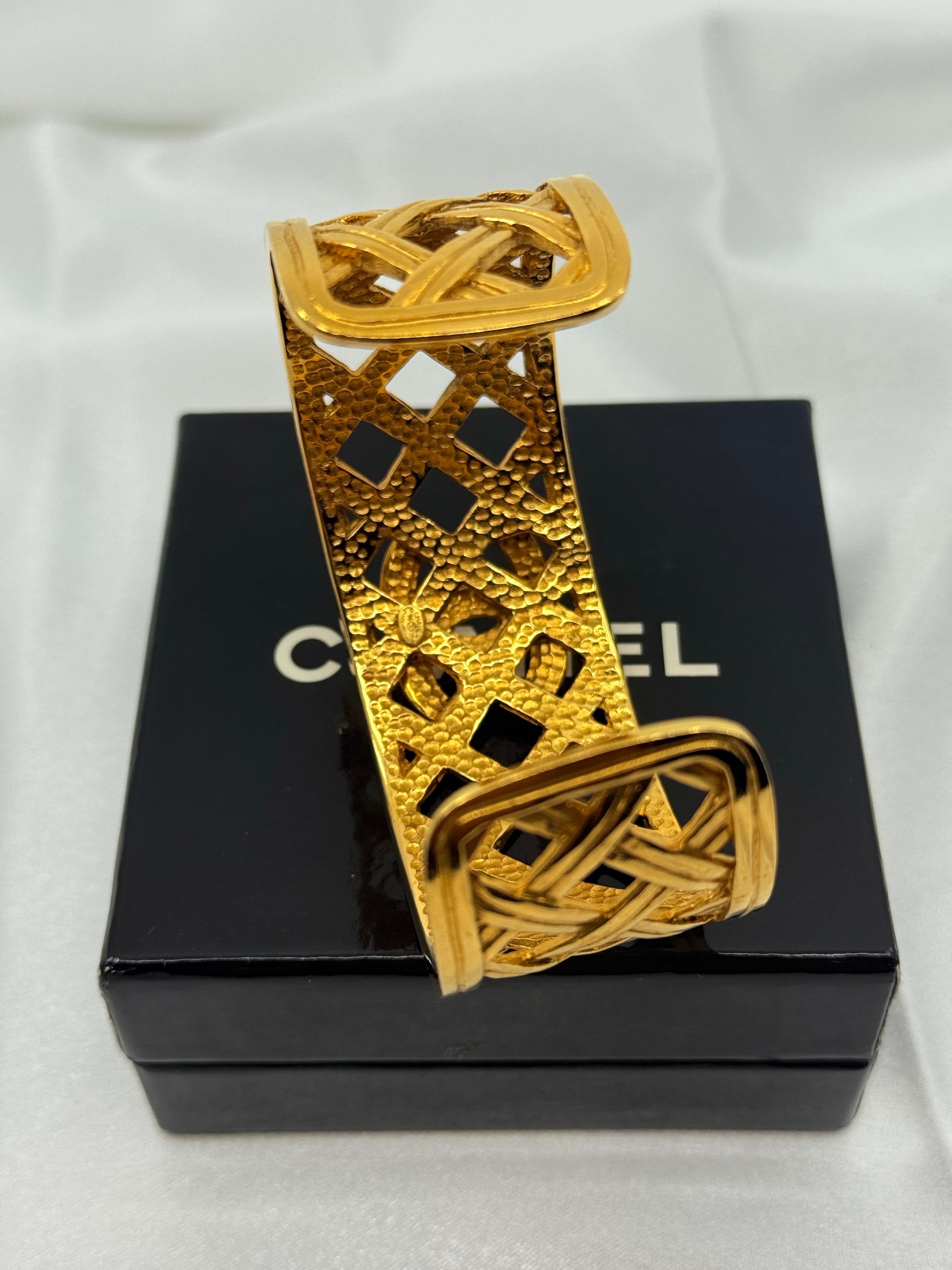CHANEL Vintage Gold gewebtes CC Logo Manschettenarmband im Angebot 4