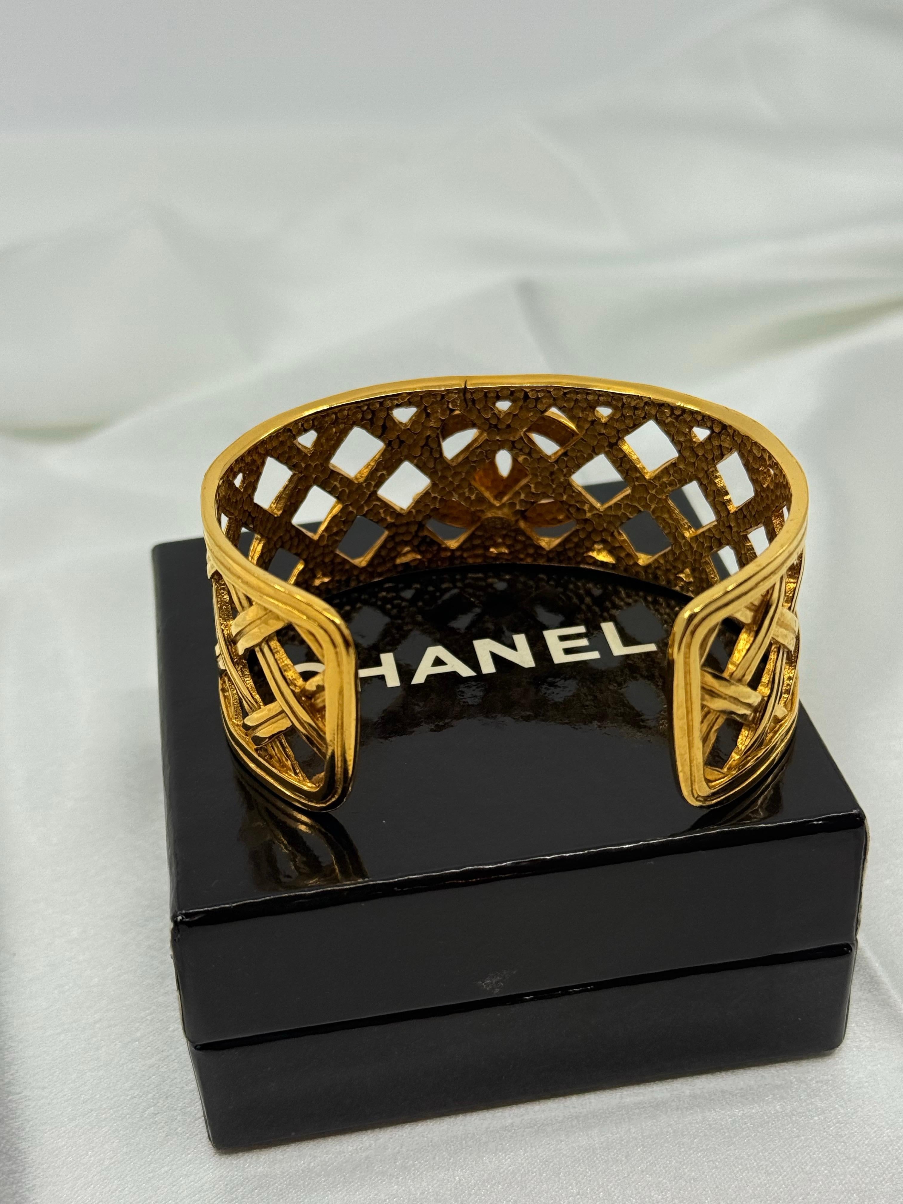 CHANEL Vintage Gold gewebtes CC Logo Manschettenarmband im Angebot 5