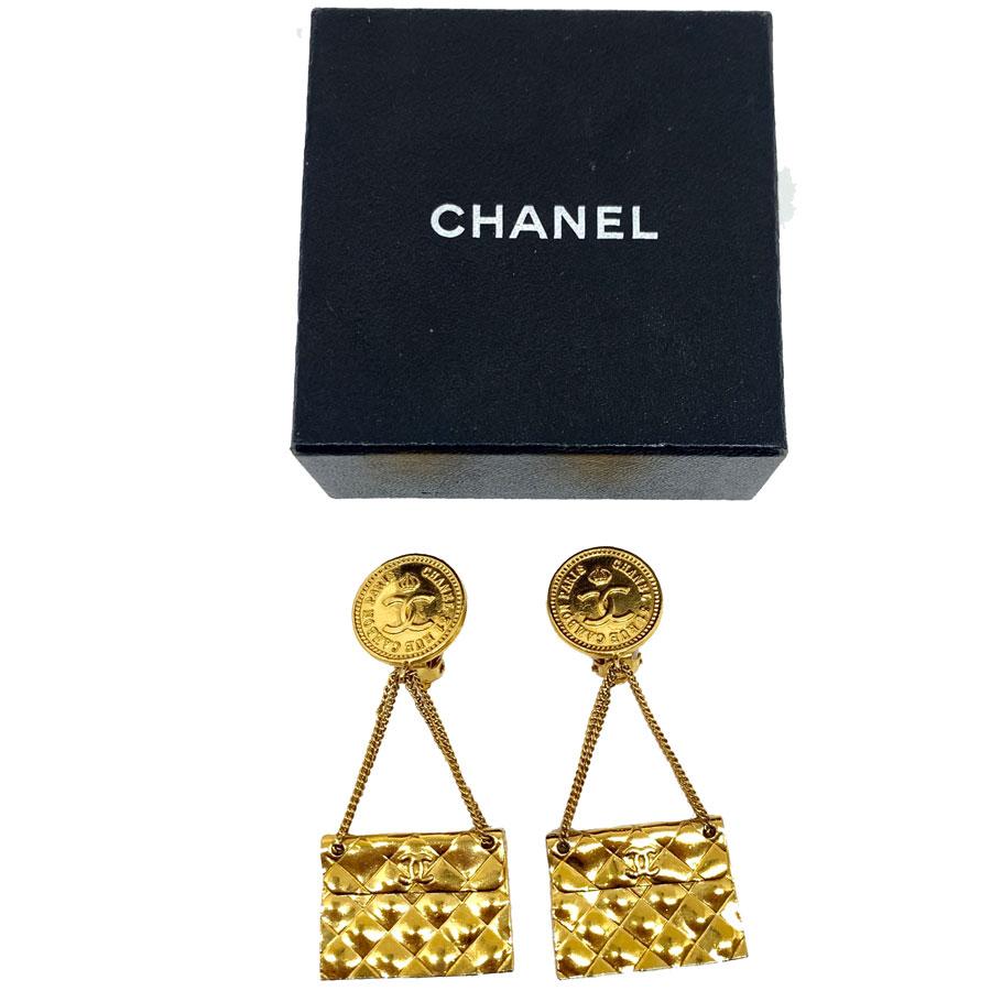 We love these CHANEL 80 'pendant clip earrings representing the emblematic quilted bag of the House. Vintage jewelry.
These earrings are in very good condition. The mark is engraved on the back of each pendant clip. 80s series.
Its dimensions are: