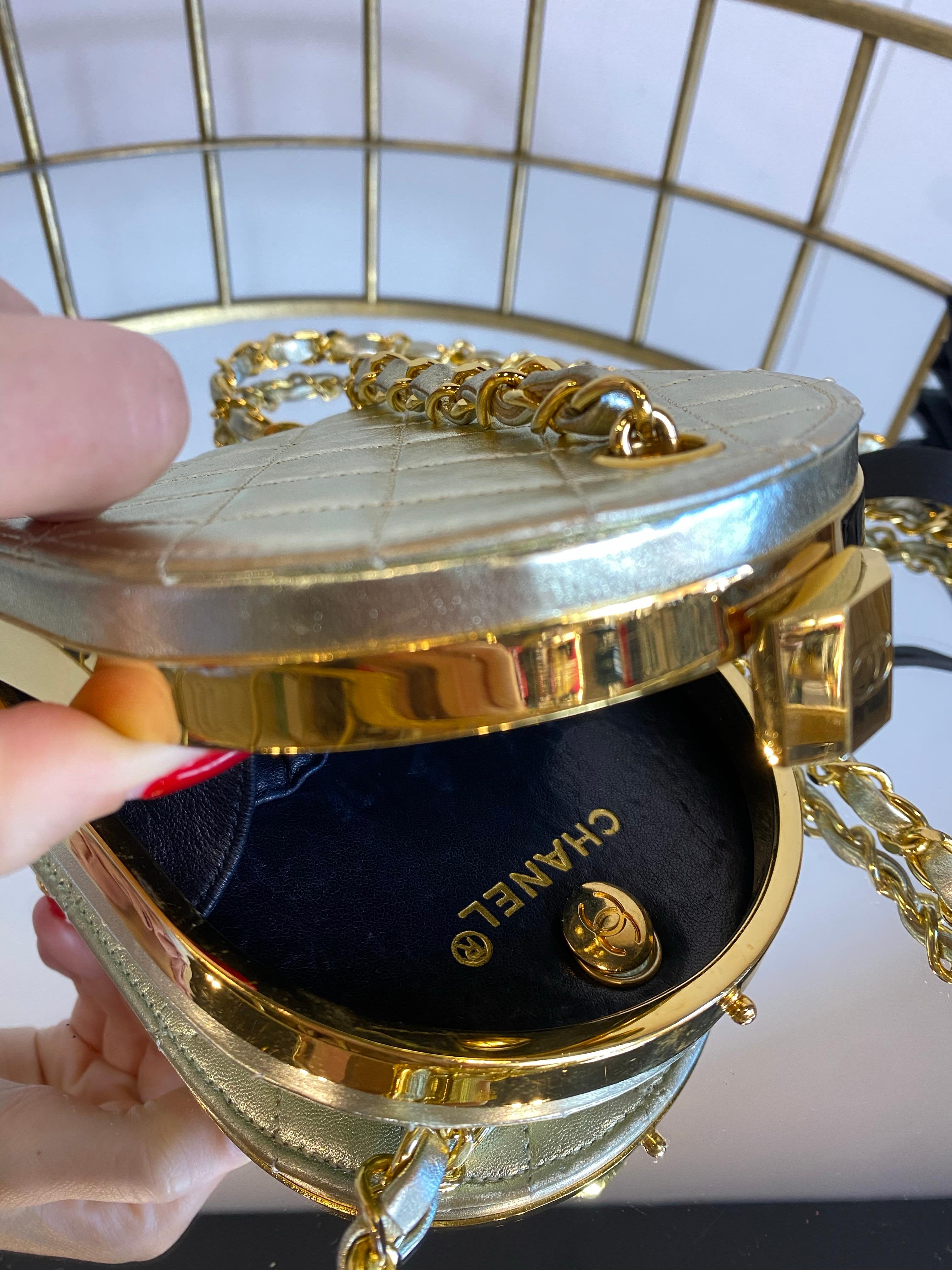 Chanel vintage Bolsa dorada en venta 3