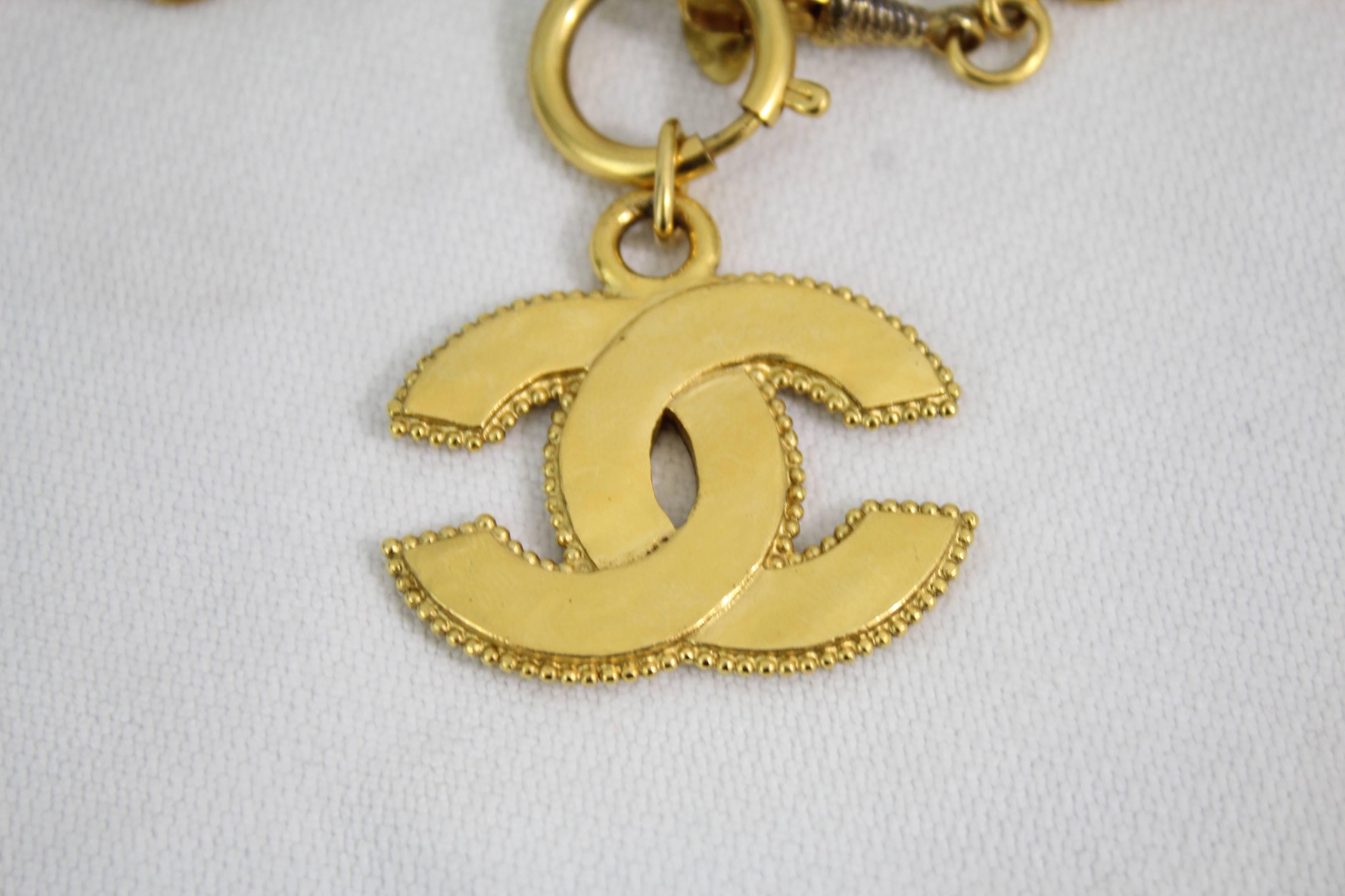 Chanel Golden Metal Double C necklace.

Good condition but some signs of wear overall in the clasp

Logo in good condition

Signed by a plate.