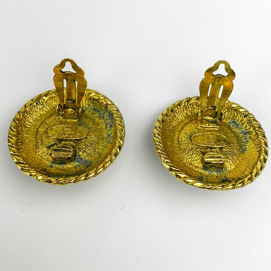 CHANEL Vintage Golden Round Earrings In Good Condition For Sale In Paris, FR