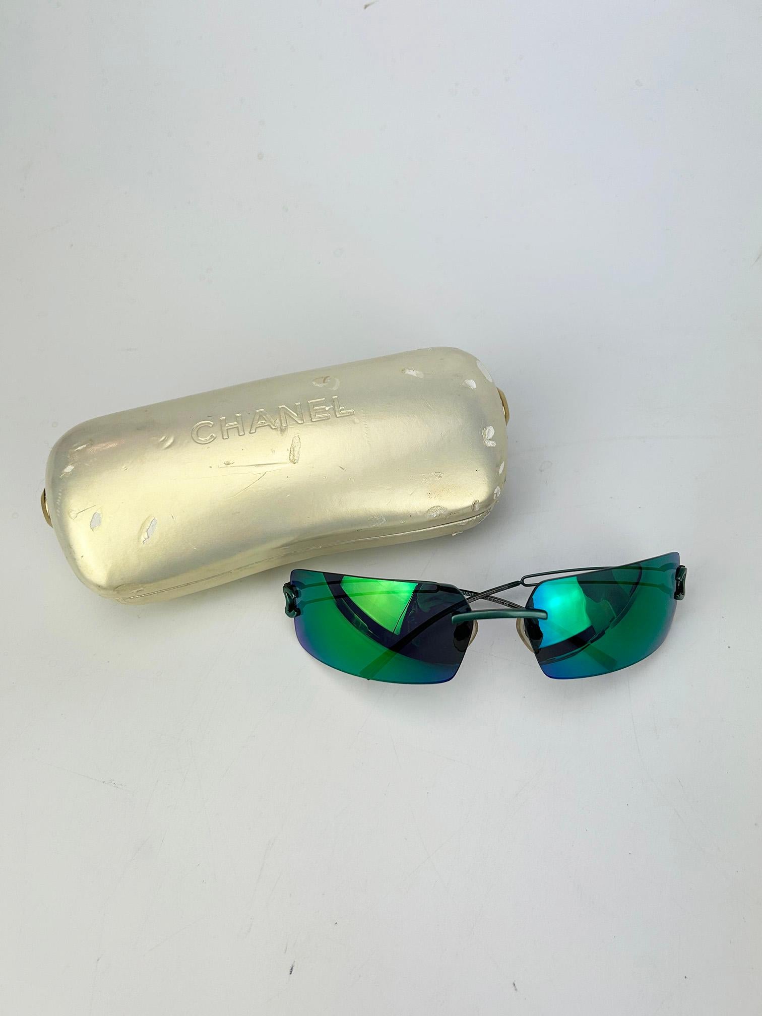 Chanel Vintage Green and Blue Floating Mirror Lens Wire Arm Sunglasses c2000s For Sale 8