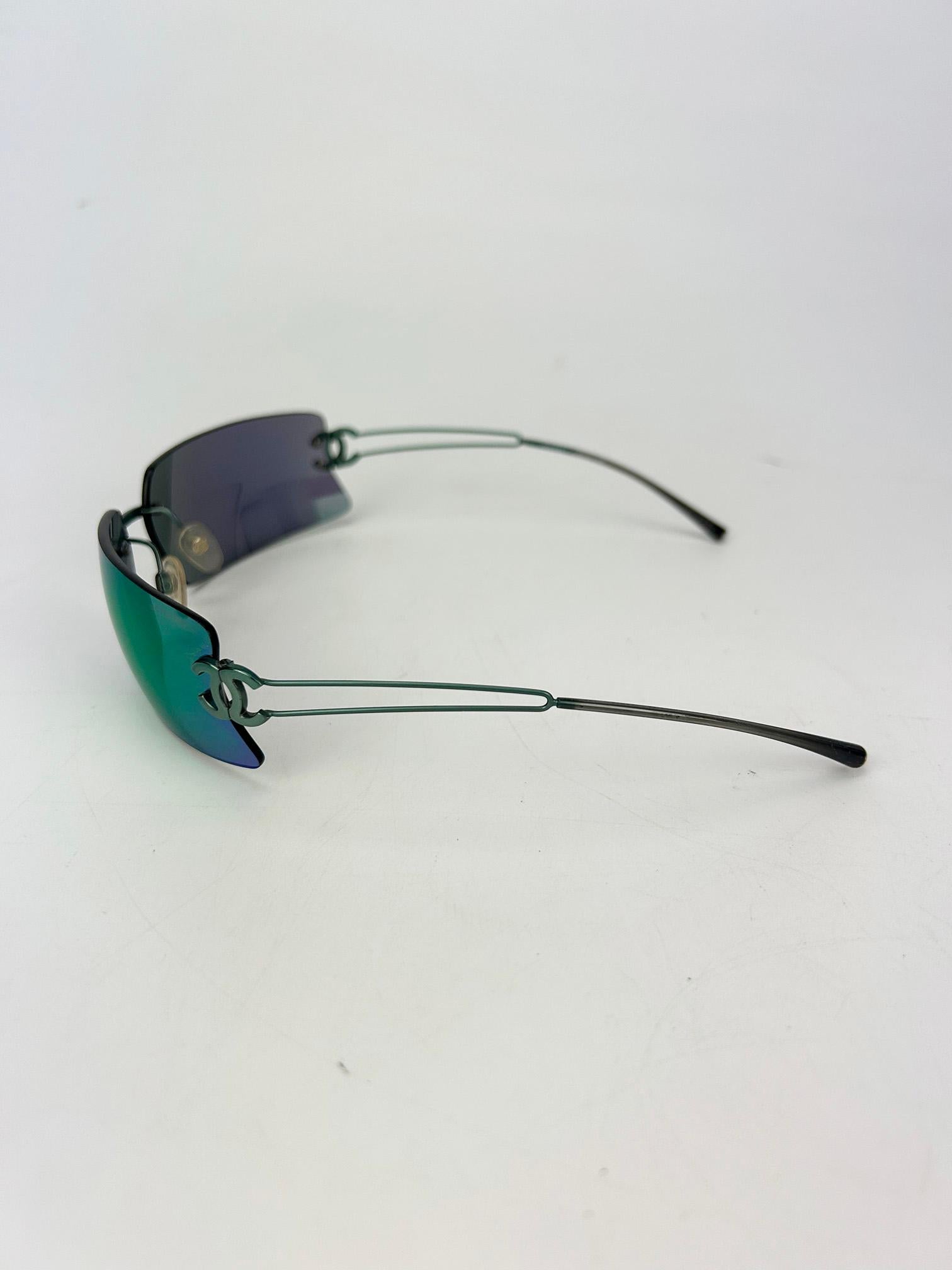 Women's Chanel Vintage Green and Blue Floating Mirror Lens Wire Arm Sunglasses c2000s For Sale