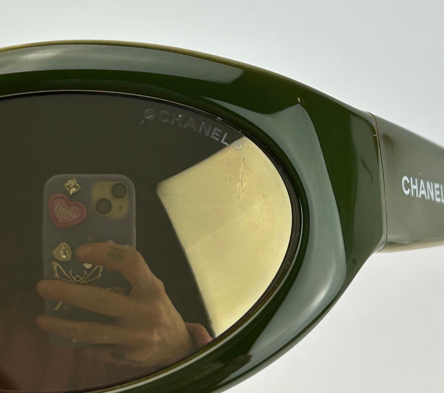 Gafas de sol ovaladas Chanel Vintage verdes y tostadas c2000s 9