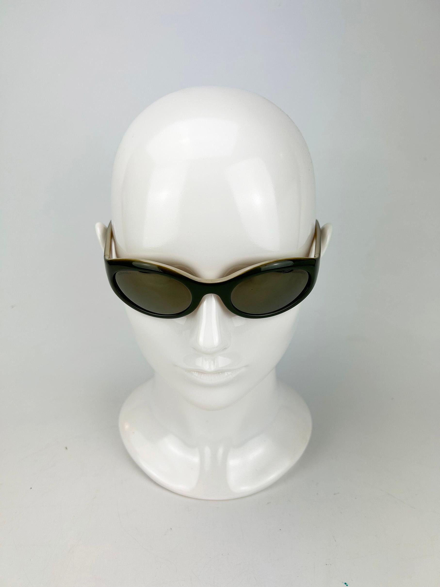 Gafas de sol ovaladas Chanel Vintage verdes y tostadas c2000s en excelente estado. Coloración verde y tostada dividida, única y rara  con el anverso/exterior verde oliva oscuro y el reverso de color tostado claro dividido uniformemente por todo el