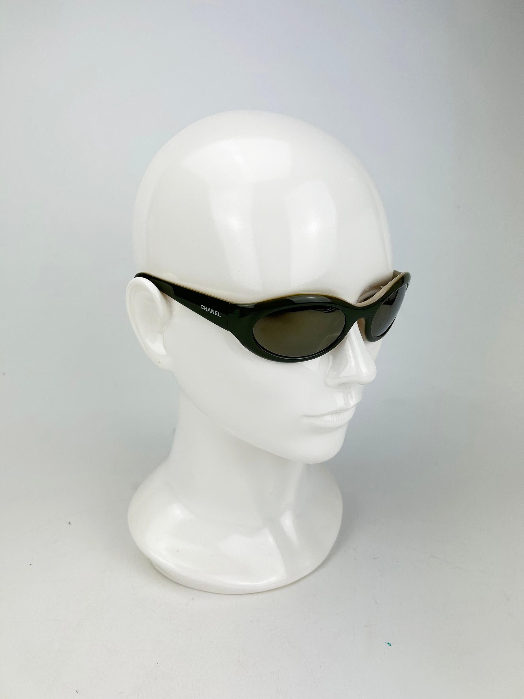 Gafas de sol ovaladas Chanel Vintage verdes y tostadas c2000s Beige