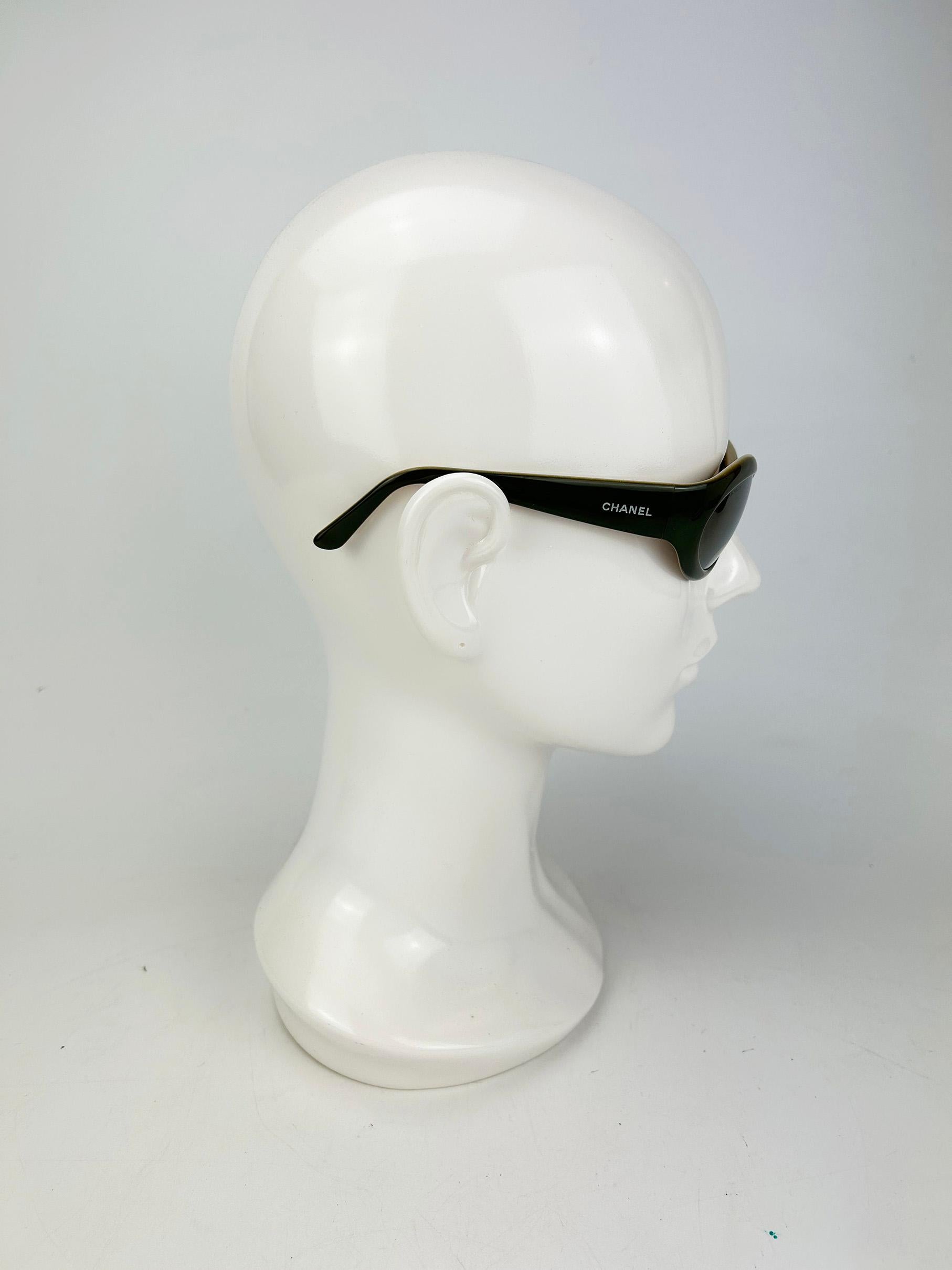 Gafas de sol ovaladas Chanel Vintage verdes y tostadas c2000s en Excelente Estado en Philadelphia, PA