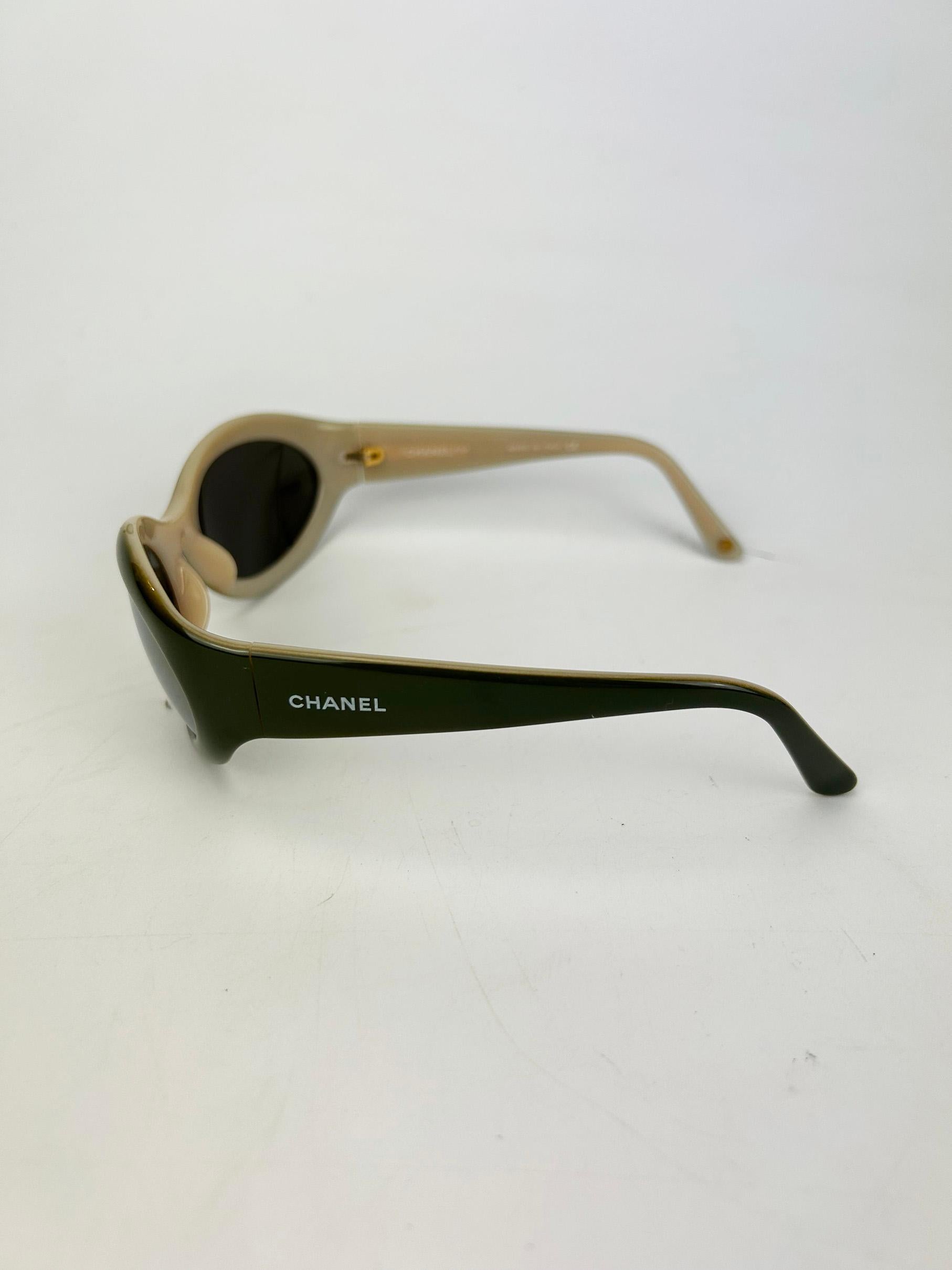 De las mujeres Gafas de sol ovaladas Chanel Vintage verdes y tostadas c2000s