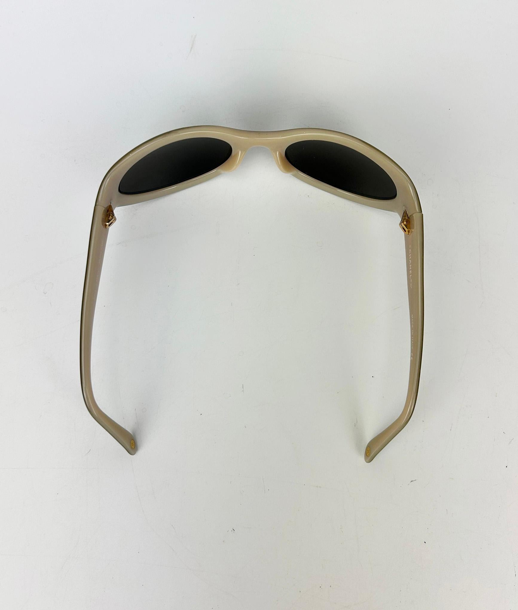 Gafas de sol ovaladas Chanel Vintage verdes y tostadas c2000s 1