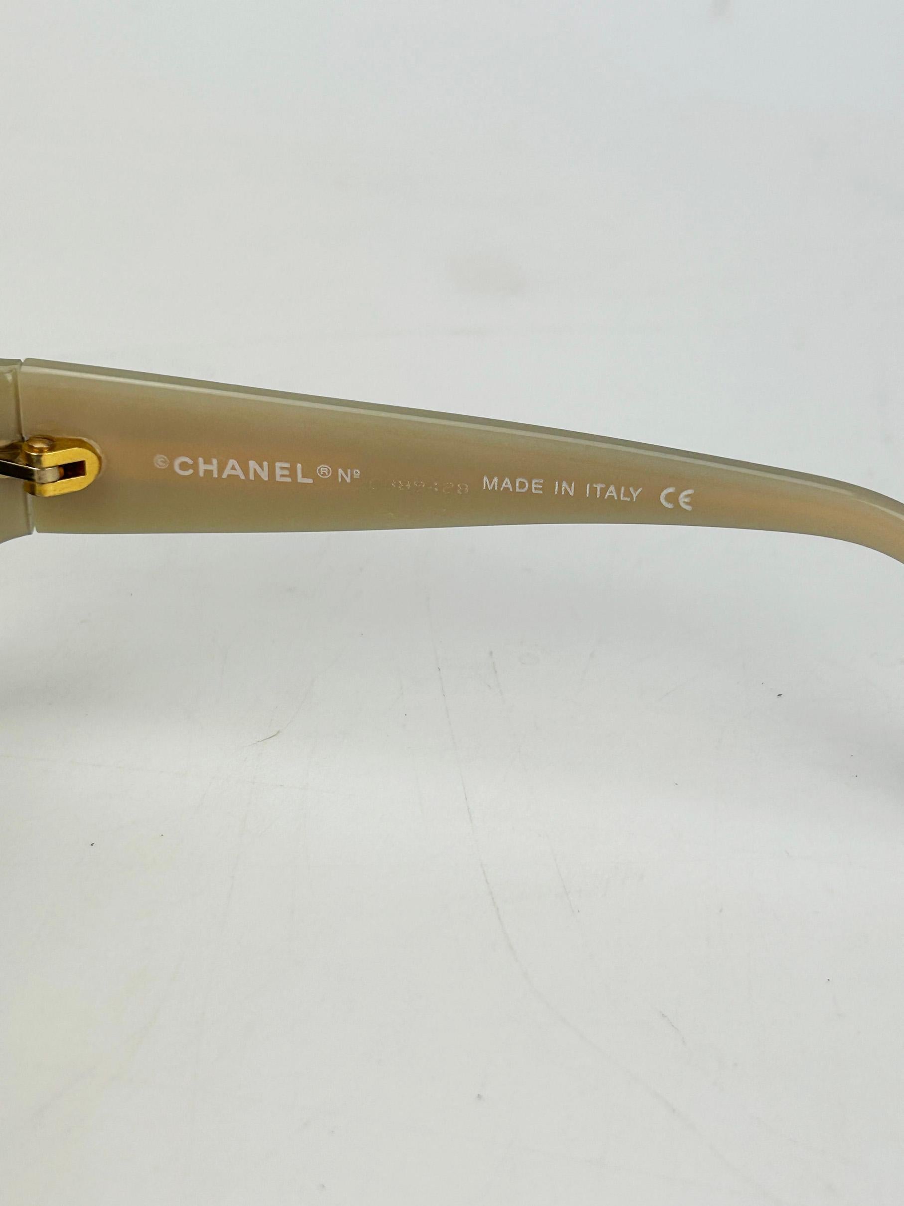 Gafas de sol ovaladas Chanel Vintage verdes y tostadas c2000s 2