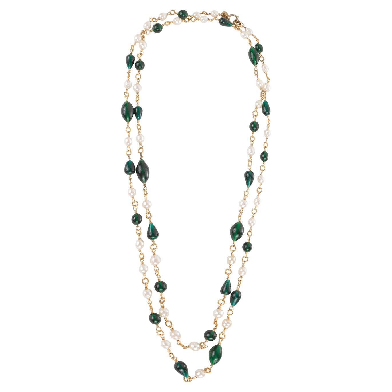 Chanel Vintage Green Gripoix and Pearl Sautoir Necklace For Sale at 1stDibs  | chanel green necklace, sautoir chanel, sautoir definition