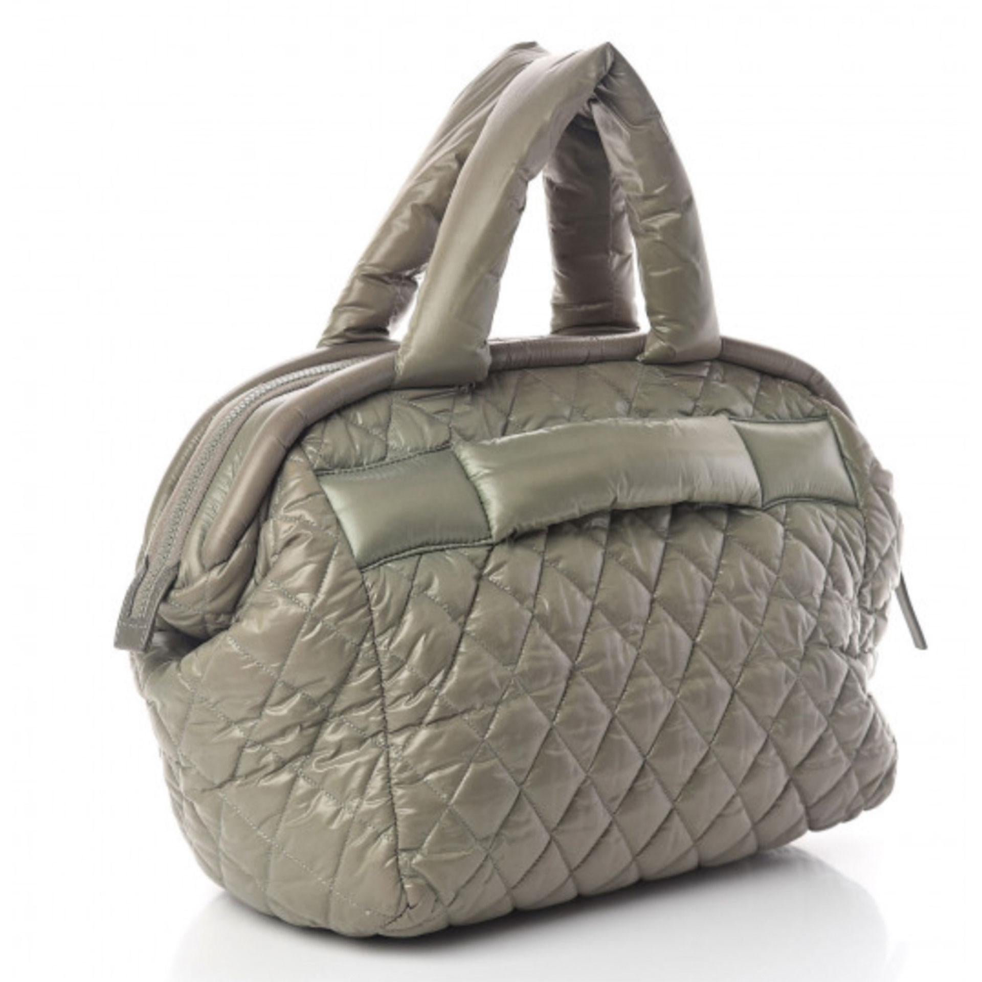 Chanel Vintage Grüne gesteppte Coco Cocoon Bowler Carry On Travel Tote Bag aus Nylon (Grau) im Angebot