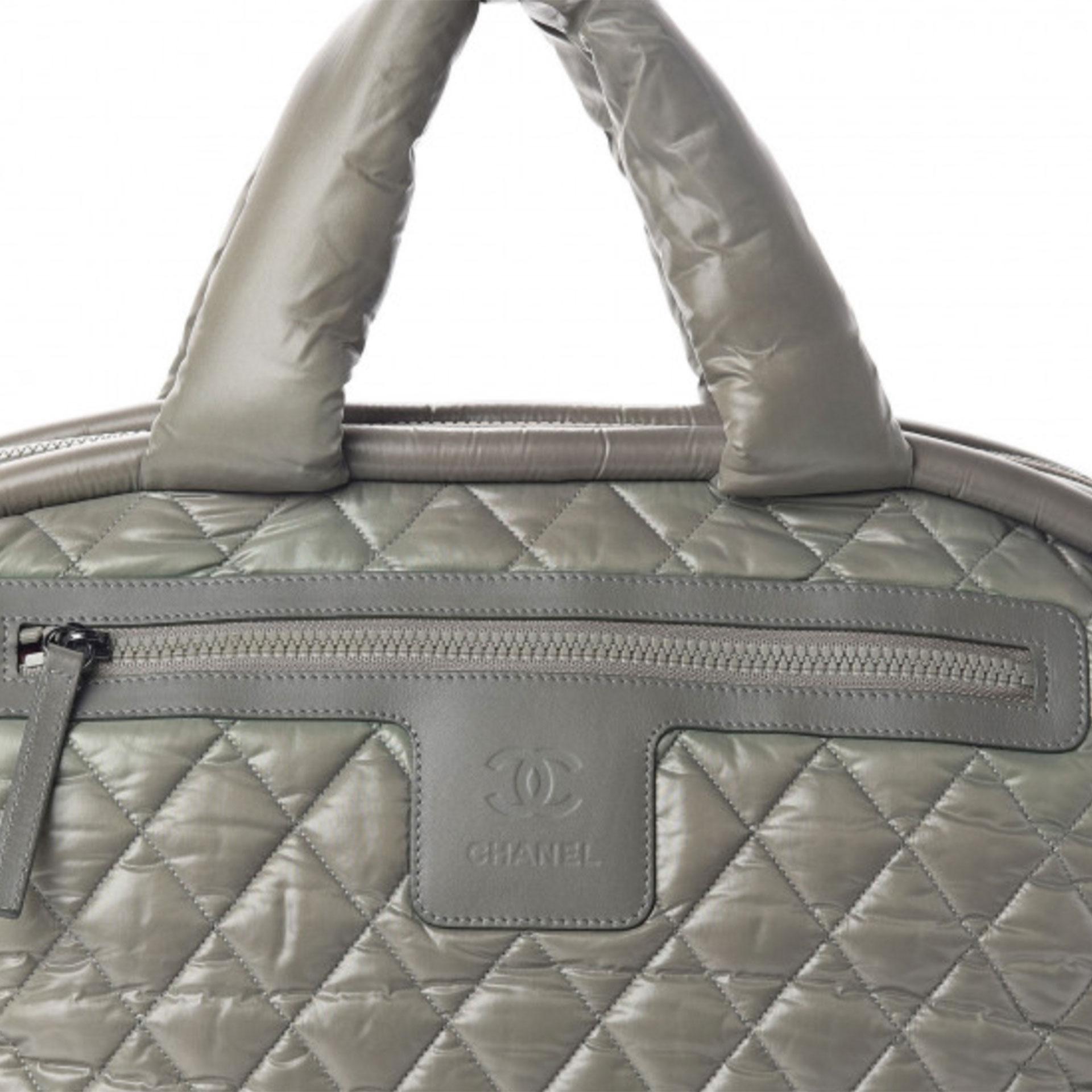 Chanel Vintage Grüne gesteppte Coco Cocoon Bowler Carry On Travel Tote Bag aus Nylon für Damen oder Herren im Angebot