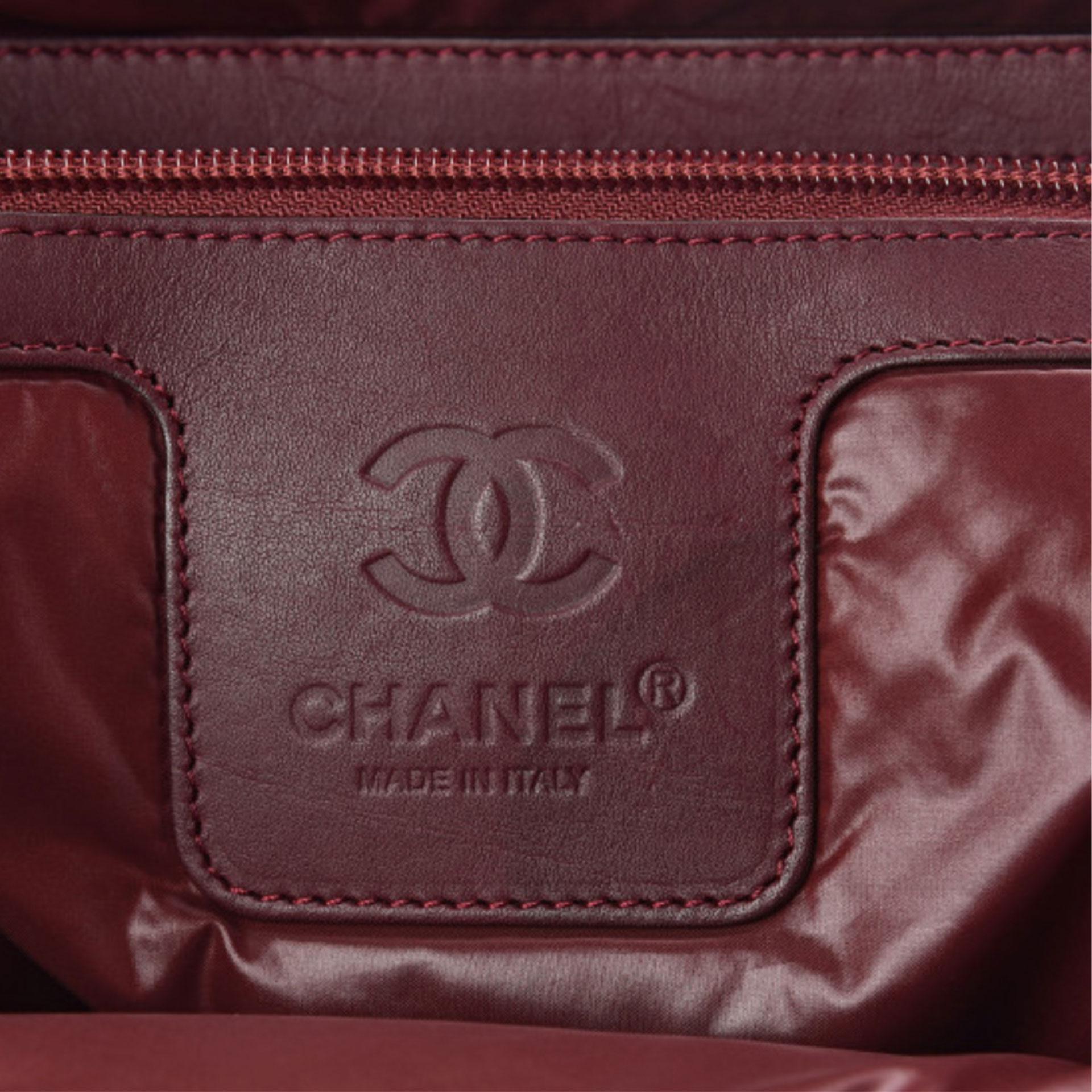 Chanel Vintage Grüne gesteppte Coco Cocoon Bowler Carry On Travel Tote Bag aus Nylon im Angebot 2