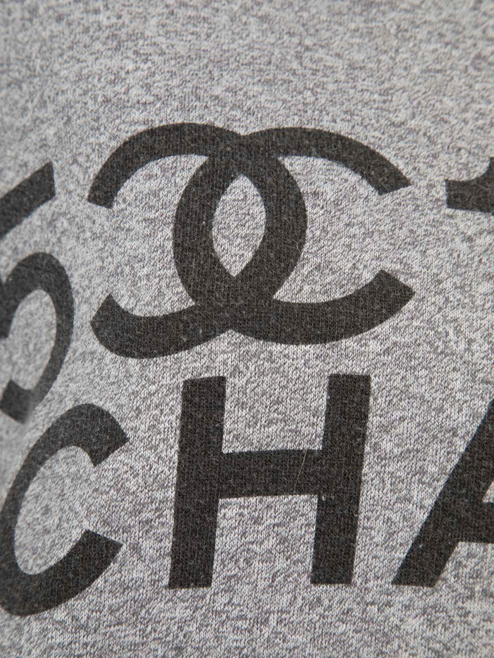 Felpa Chanel Vintage Grigio Logo Chanel Taglia L. in vendita 1